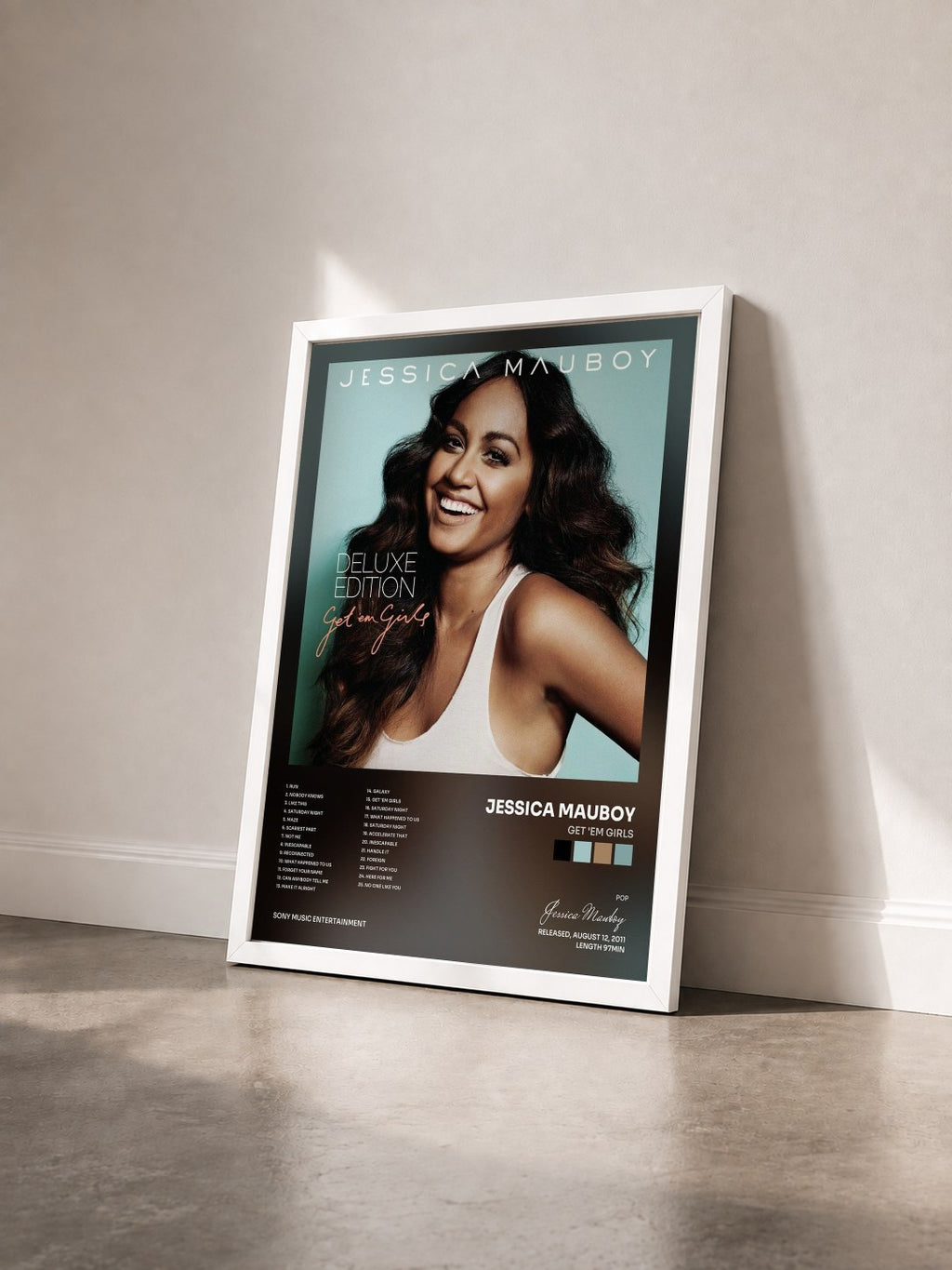 #blanc Tableau de l'album Get 'Em Girls de Jessica Mauboy vu de trois quarts, cadre blanc
