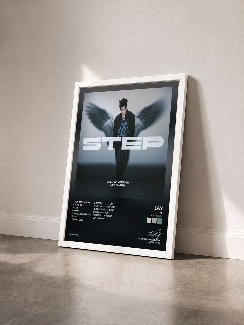 #blanc Tableau de l'album STEP (Deluxe Version) de LAY vu de trois quarts, cadre blanc