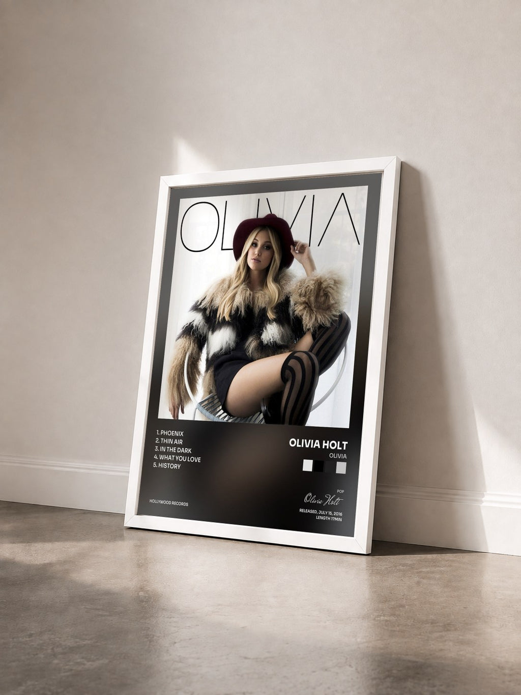 #blanc Tableau de l'album Olivia de Olivia Holt vu de trois quarts, cadre blanc