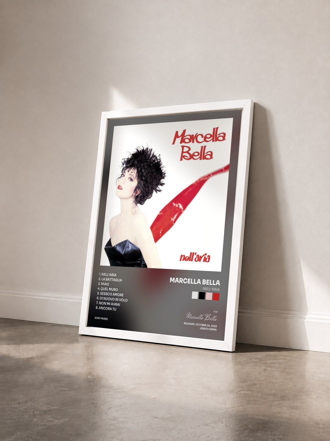 #blanc Tableau de l'album Nell'aria de Marcella Bella vu de trois quarts, cadre blanc