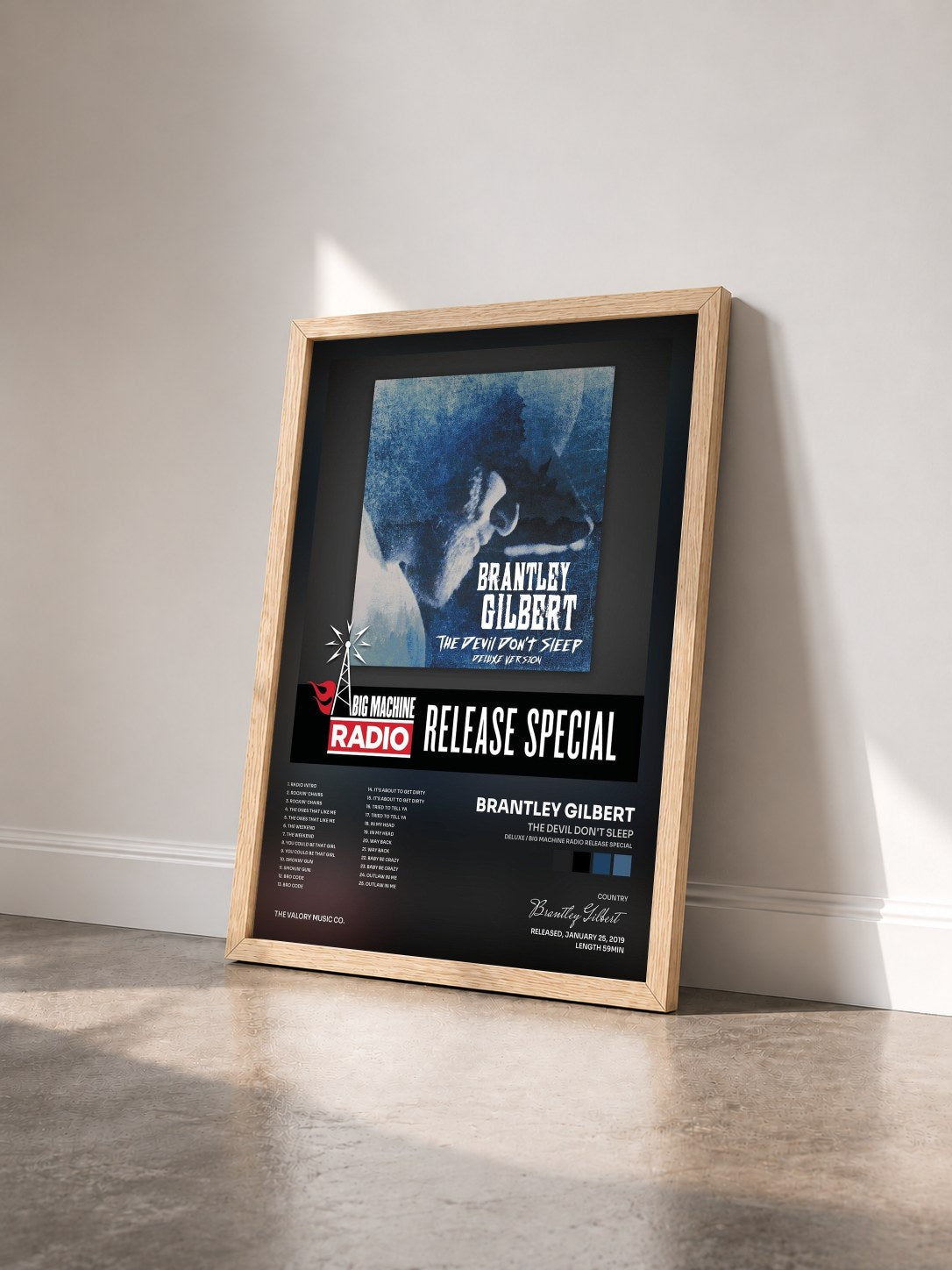 #bois Tableau de l'album The Devil Don't Sleep (Deluxe / Big Machine Radio Release Special) de Brantley Gilbert vu de trois quarts, cadre en bois brut