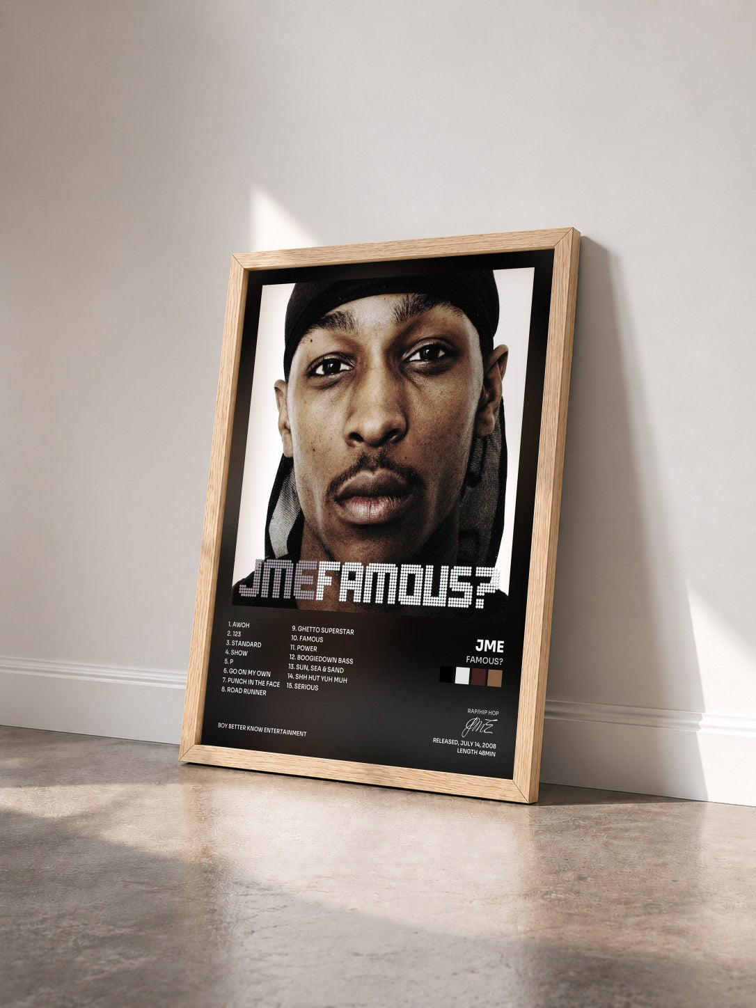 #bois Tableau de l'album Famous? de JME vu de trois quarts, cadre en bois brut