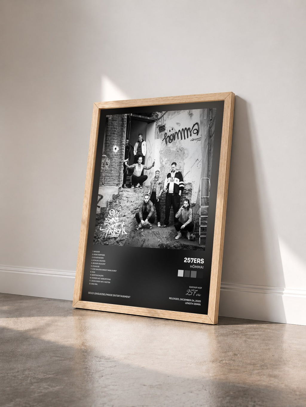 #bois Tableau de l'album HÖMMA! de 257ers vu de trois quarts, cadre en bois brut