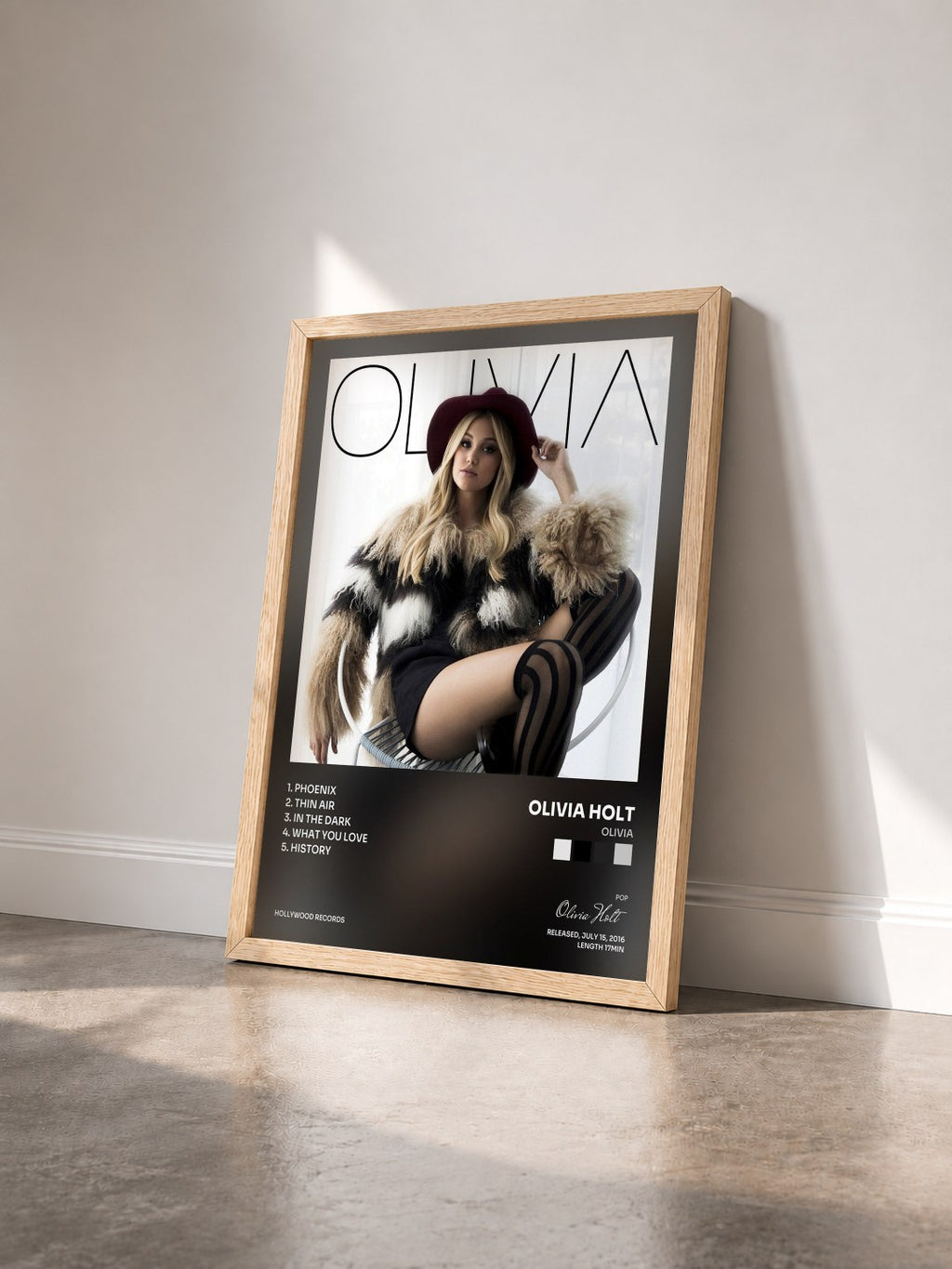 #bois Tableau de l'album Olivia de Olivia Holt vu de trois quarts, cadre en bois brut