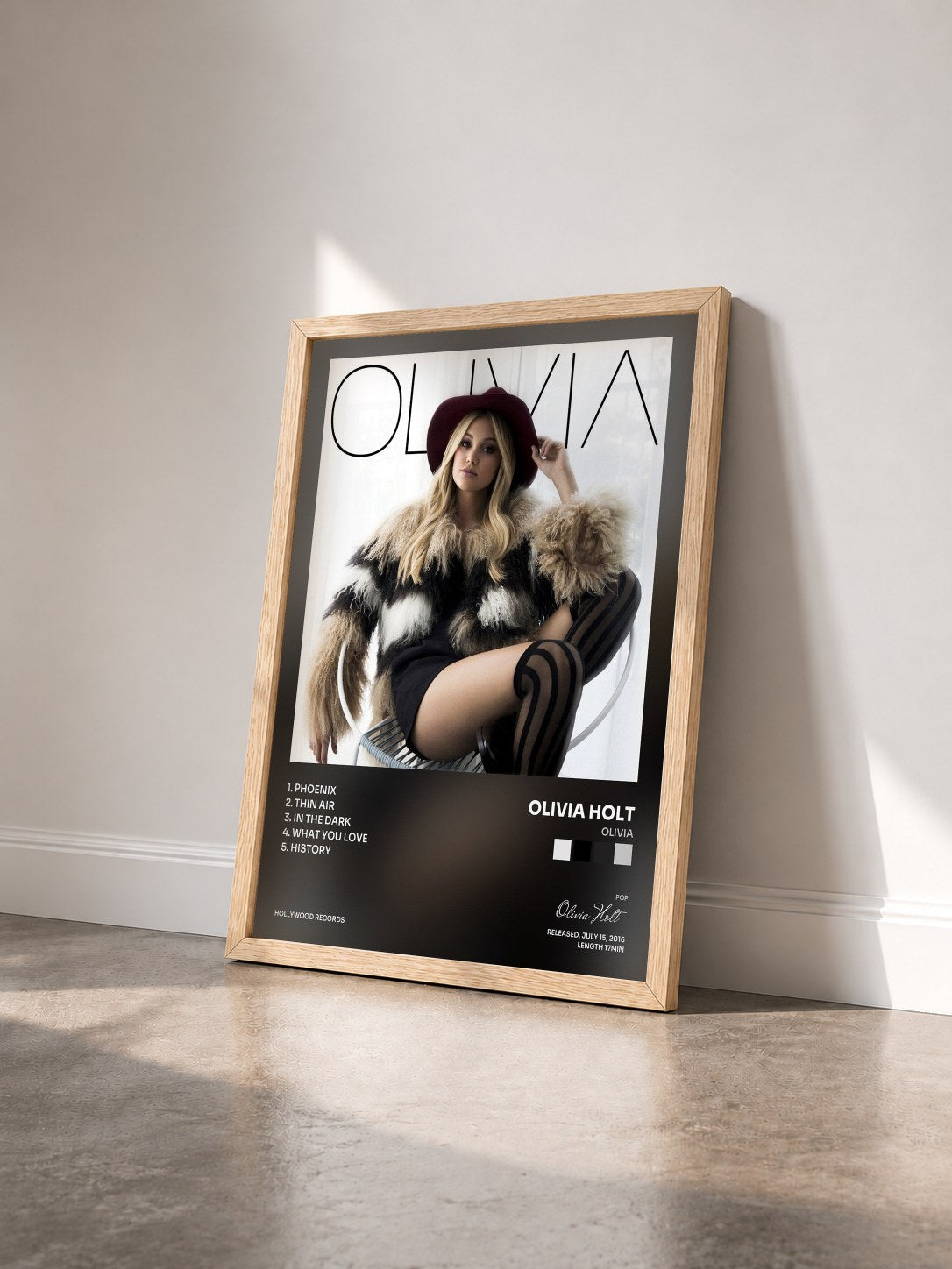 #bois Tableau de l'album Olivia de Olivia Holt vu de trois quarts, cadre en bois brut
