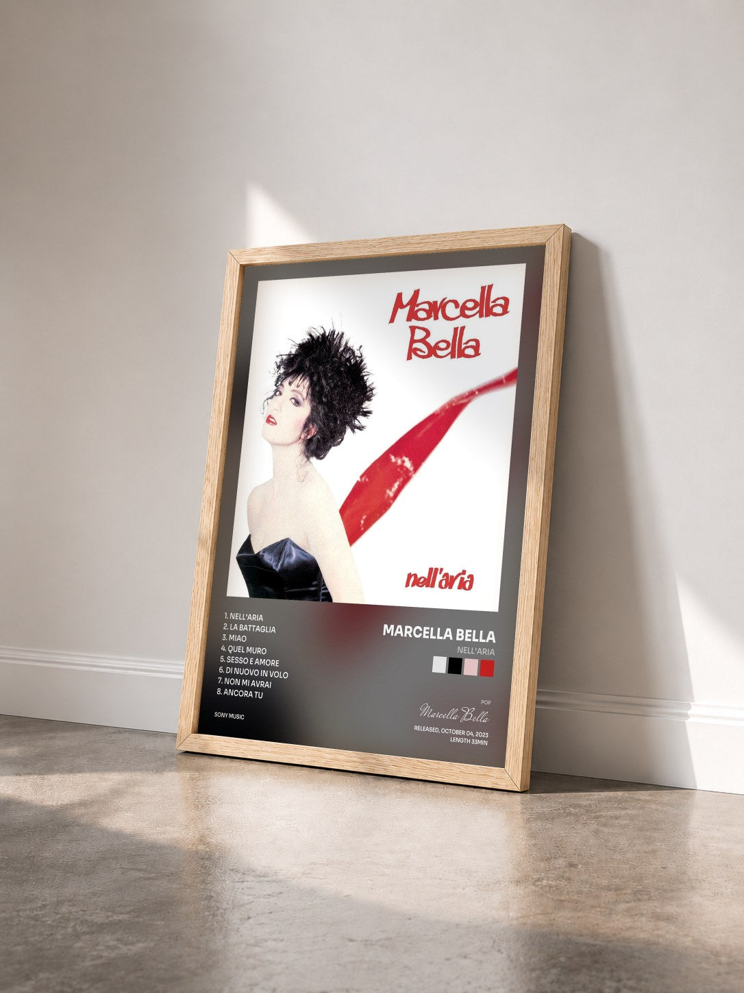 #bois Tableau de l'album Nell'aria de Marcella Bella vu de trois quarts, cadre en bois brut