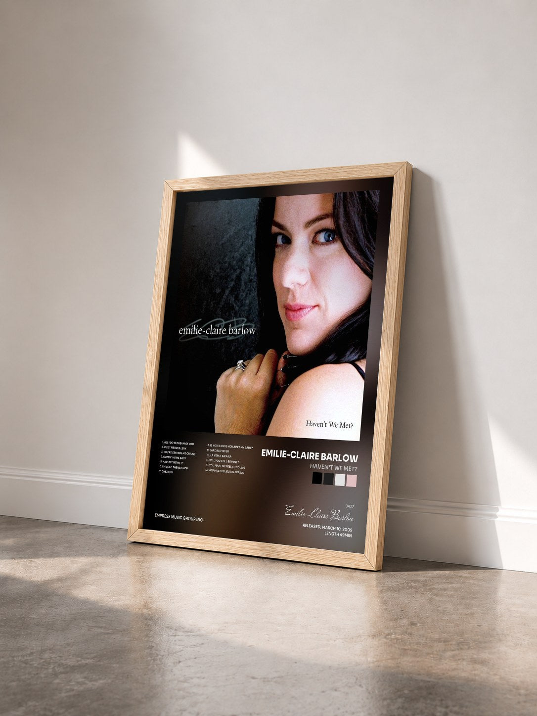 #bois Tableau de l'album Haven't We Met? de Emilie-Claire Barlow vu de trois quarts, cadre en bois brut