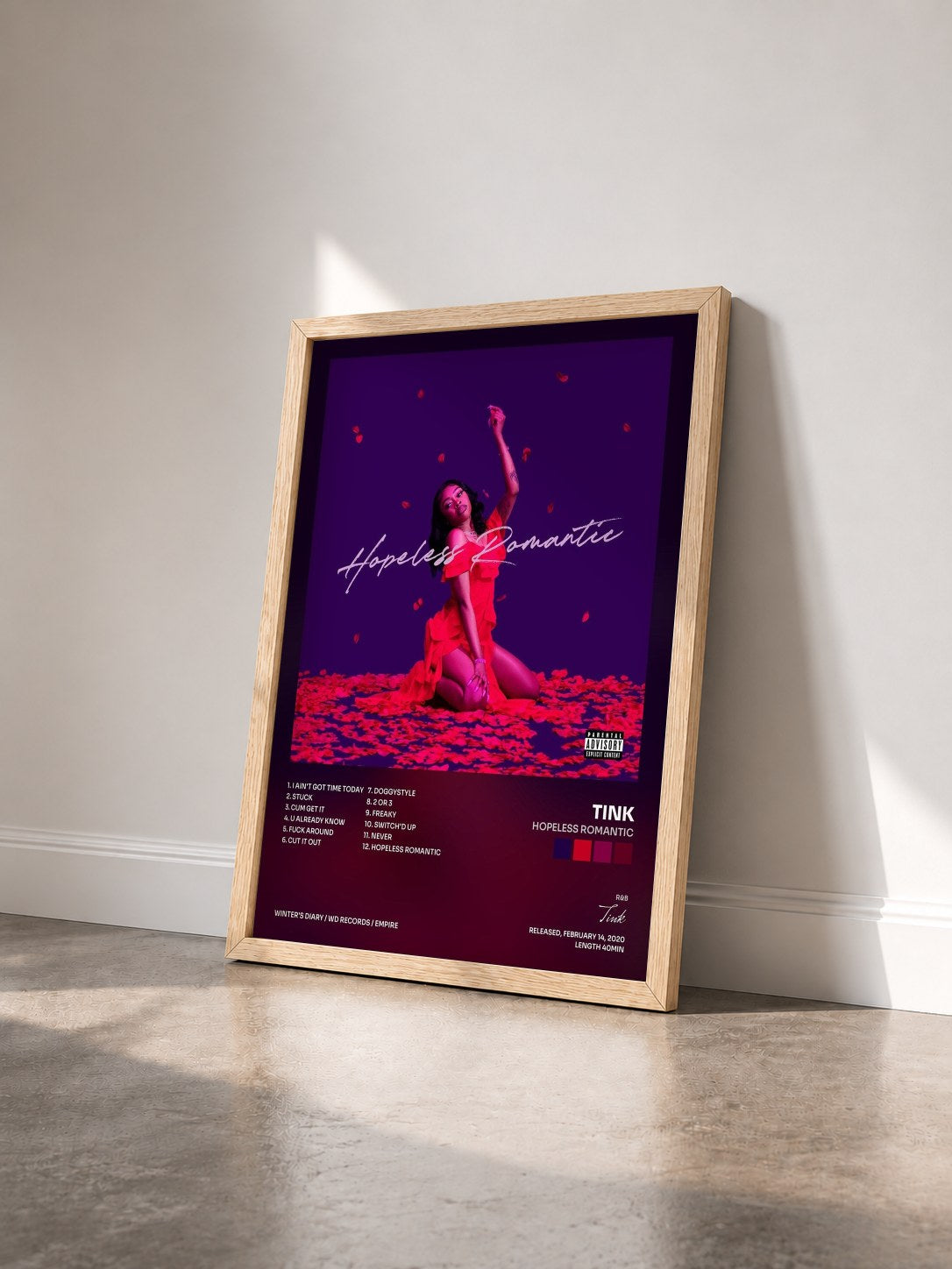#bois Tableau de l'album Hopeless Romantic de Tink vu de trois quarts, cadre en bois brut