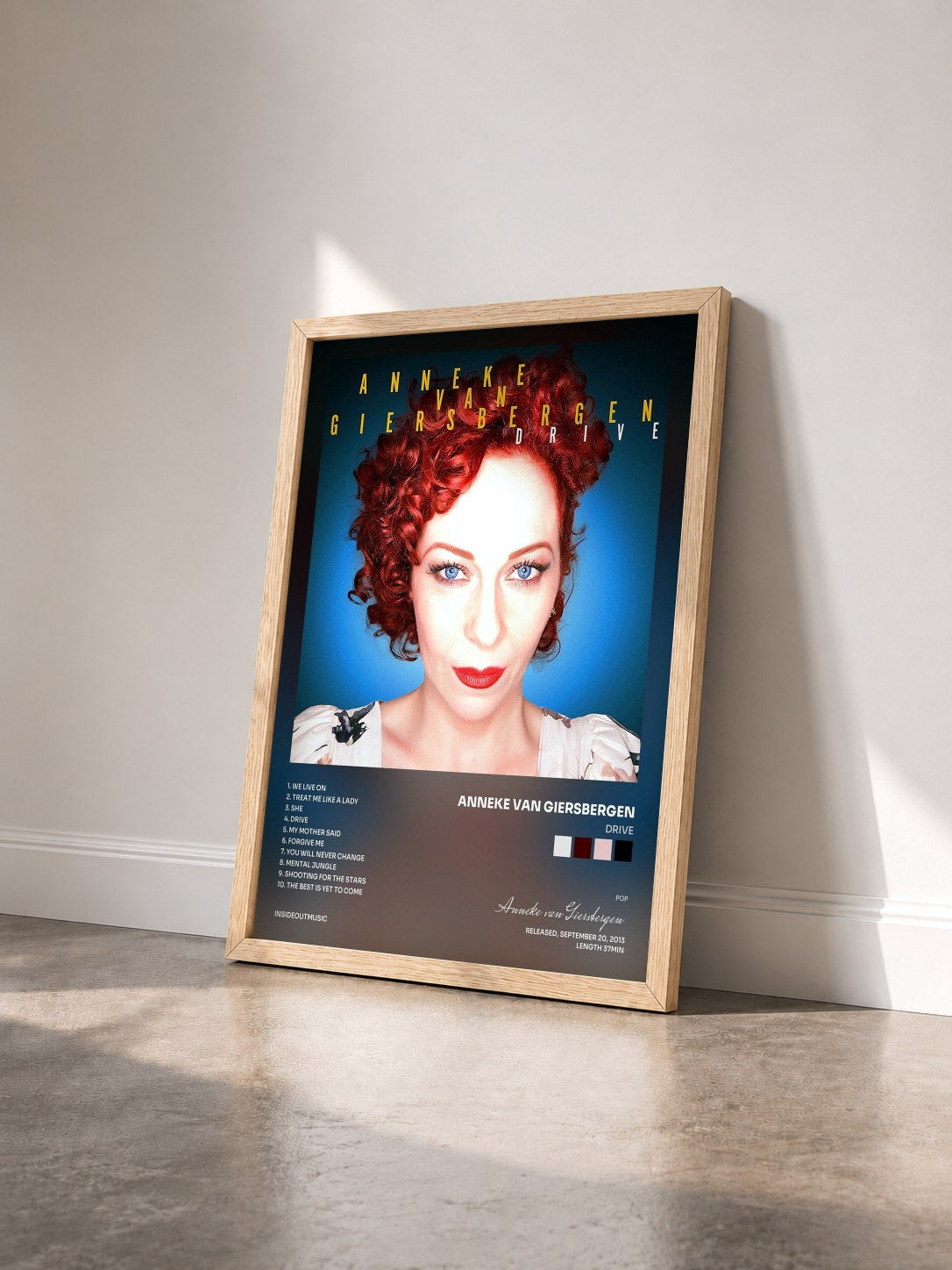 #bois Tableau de l'album Drive de Anneke van Giersbergen vu de trois quarts, cadre en bois brut