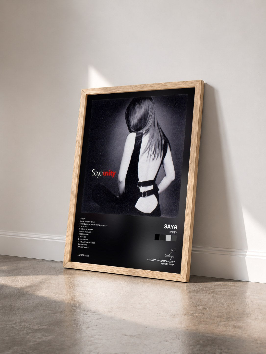 #bois Tableau de l'album Unity de Saya vu de trois quarts, cadre en bois brut