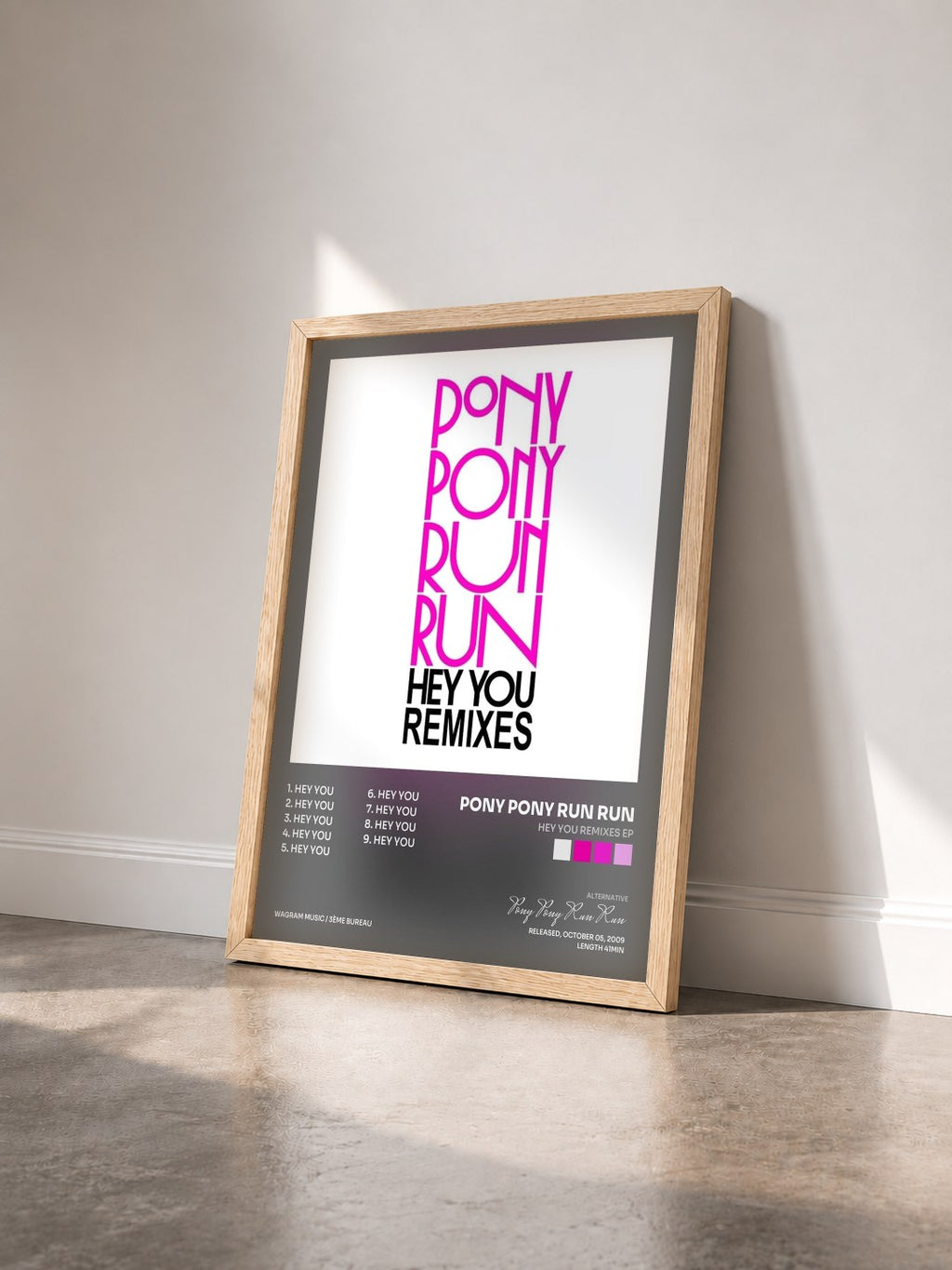 #bois Tableau de l'album Hey You Remixes EP de Pony Pony Run Run vu de trois quarts, cadre en bois brut