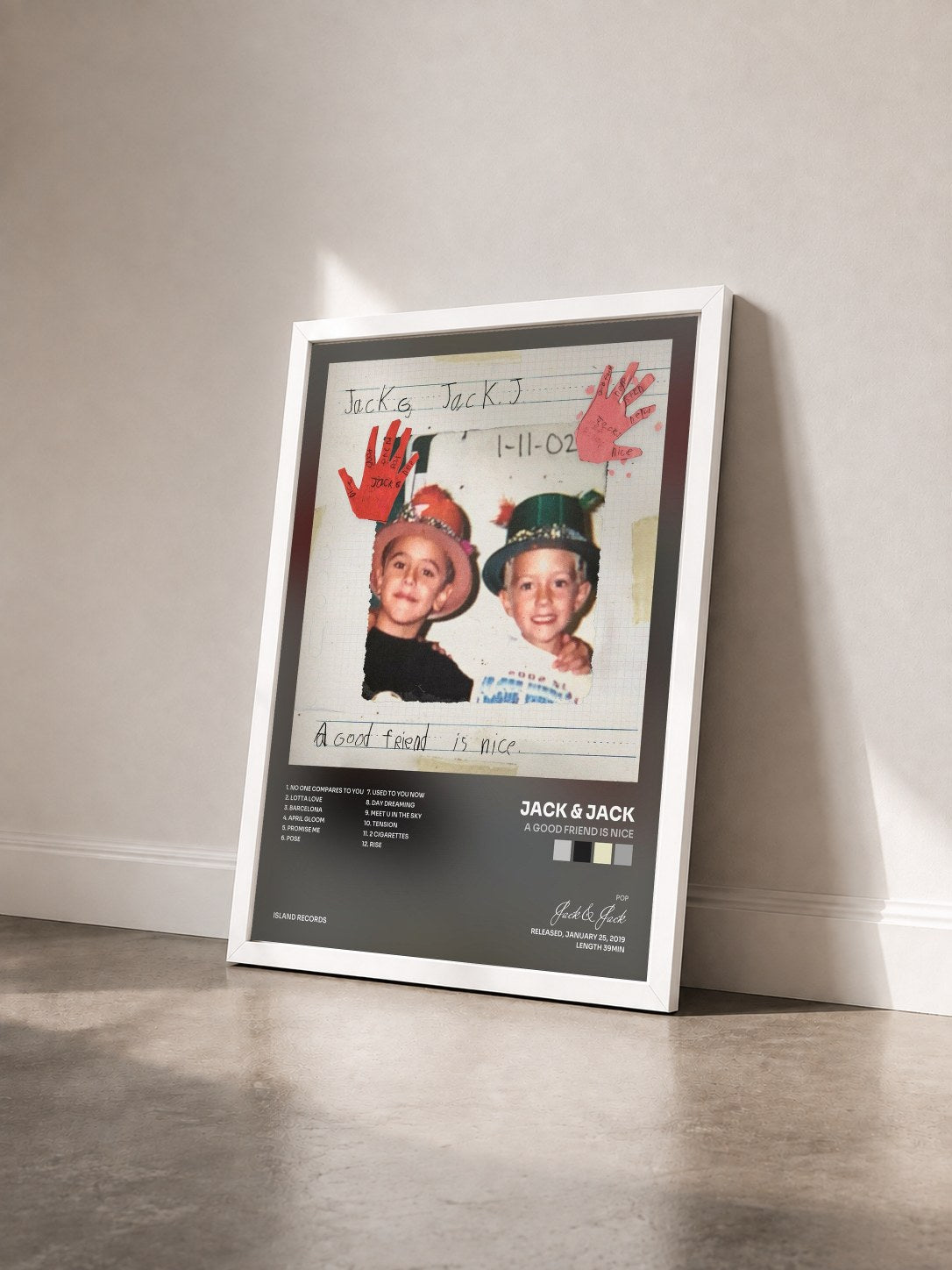 #blanc Tableau de l'album A Good Friend Is Nice de Jack & Jack vu de trois quarts, cadre blanc
