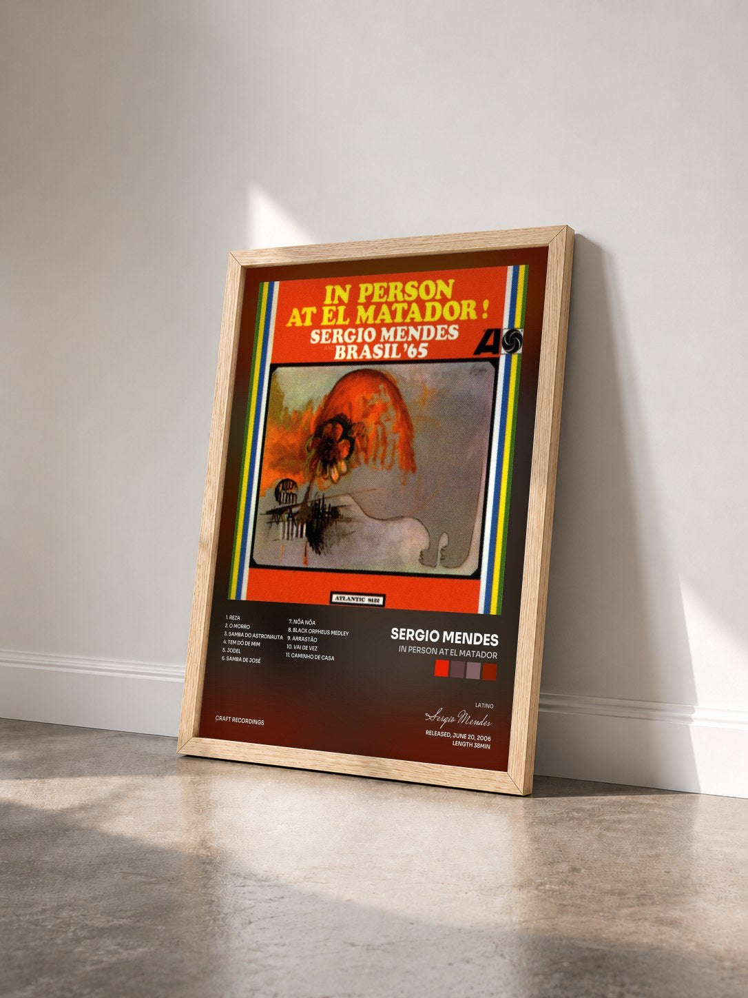 #bois Tableau de l'album In Person At El Matador de Sergio Mendes vu de trois quarts, cadre en bois brut