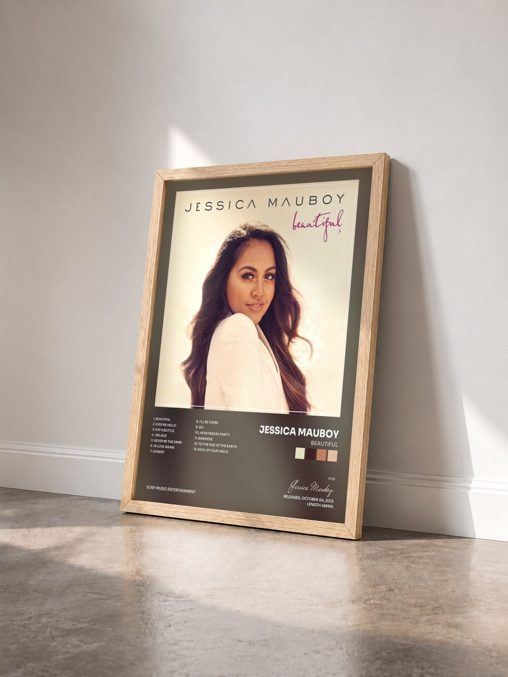 #bois Tableau de l'album Beautiful de Jessica Mauboy vu de trois quarts, cadre en bois brut