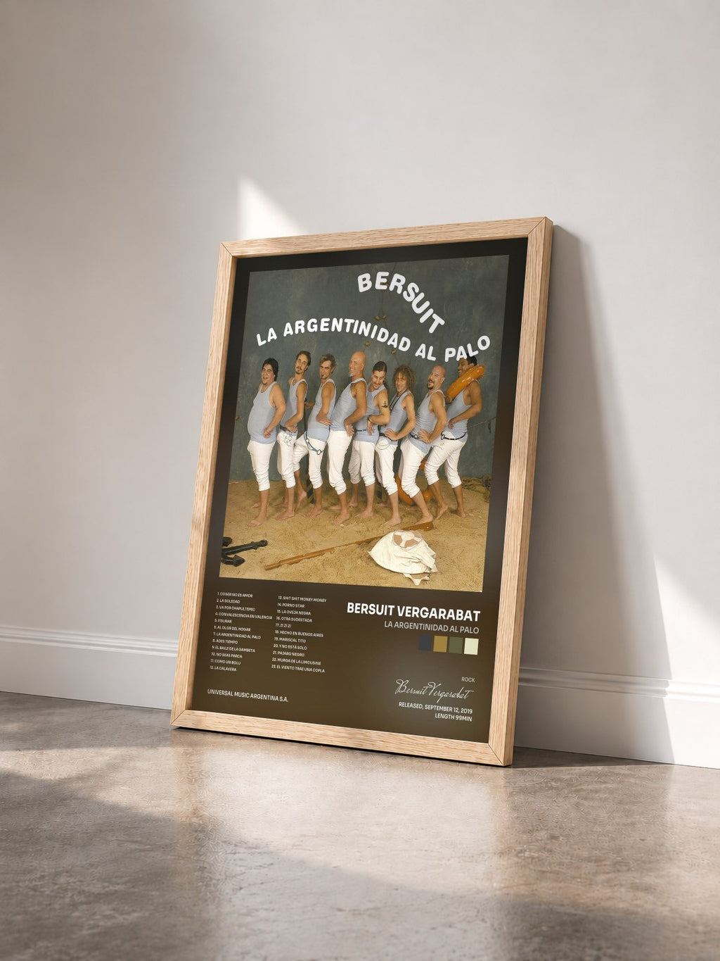 #bois Tableau de l'album La Argentinidad Al Palo de Bersuit Vergarabat vu de trois quarts, cadre en bois brut