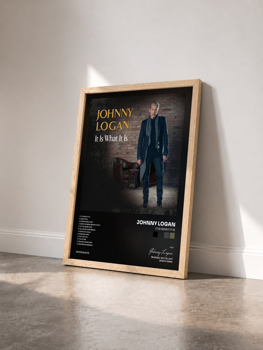 #bois Tableau de l'album It Is What It Is de Johnny Logan vu de trois quarts, cadre en bois brut
