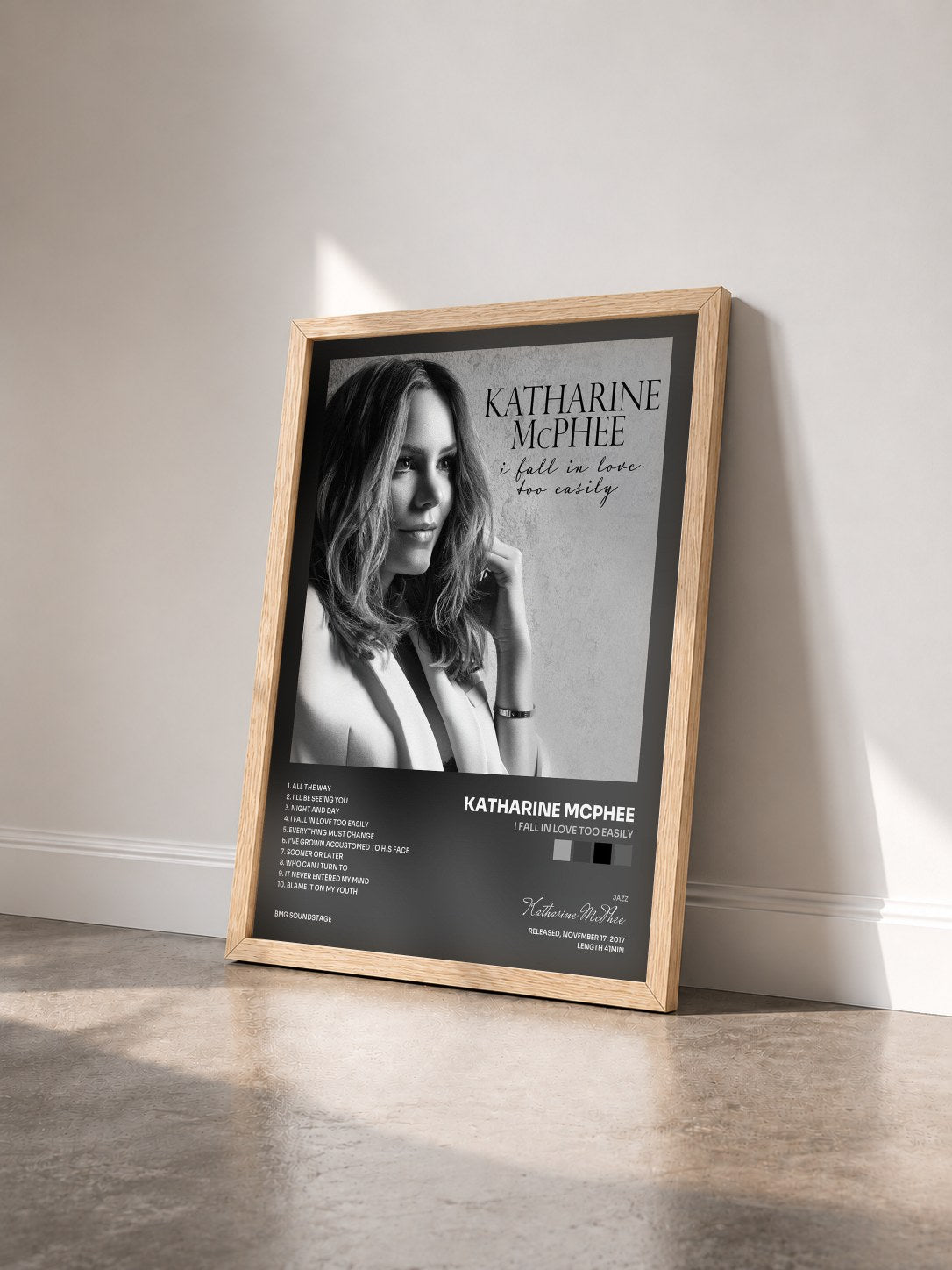 #bois Tableau de l'album I Fall in Love Too Easily de Katharine McPhee vu de trois quarts, cadre en bois brut