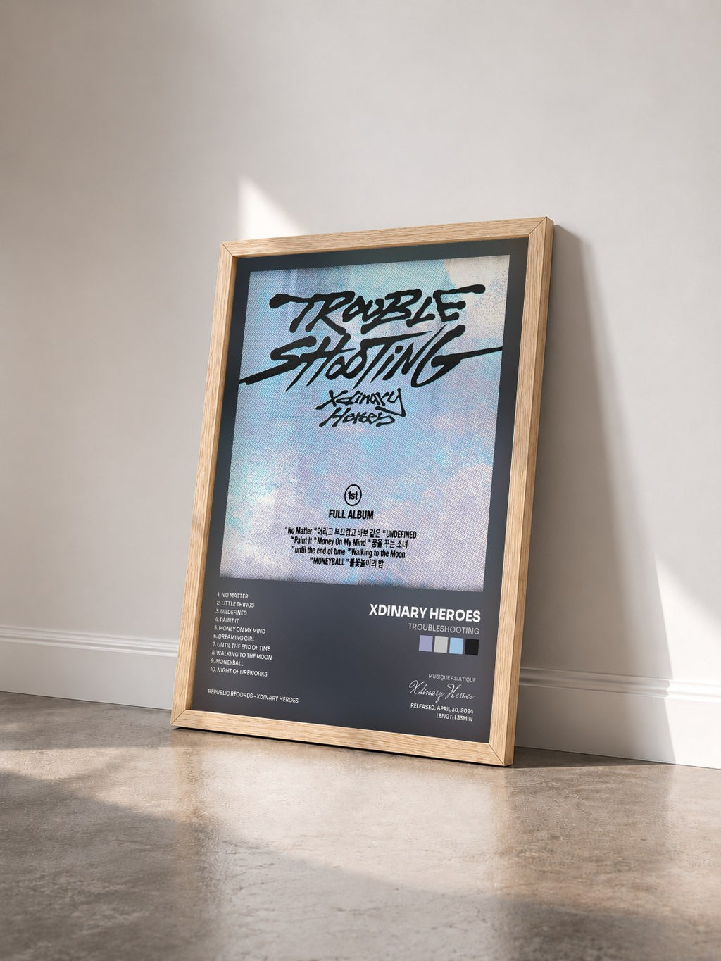 #bois Tableau de l'album Troubleshooting de Xdinary Heroes vu de trois quarts, cadre en bois brut