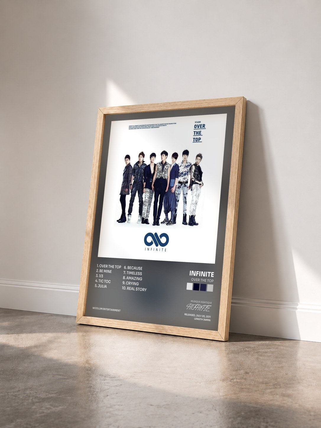 #bois Tableau de l'album Over The TOP de INFINITE vu de trois quarts, cadre en bois brut