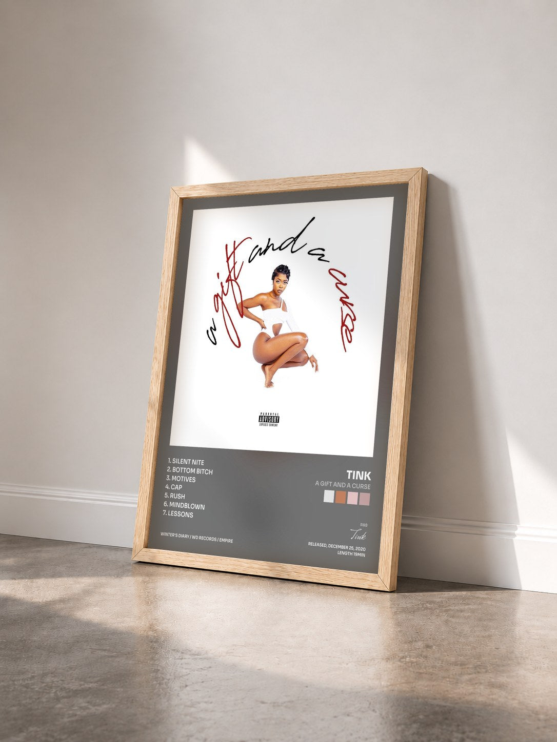 #bois Tableau de l'album A Gift and A Curse de Tink vu de trois quarts, cadre en bois brut