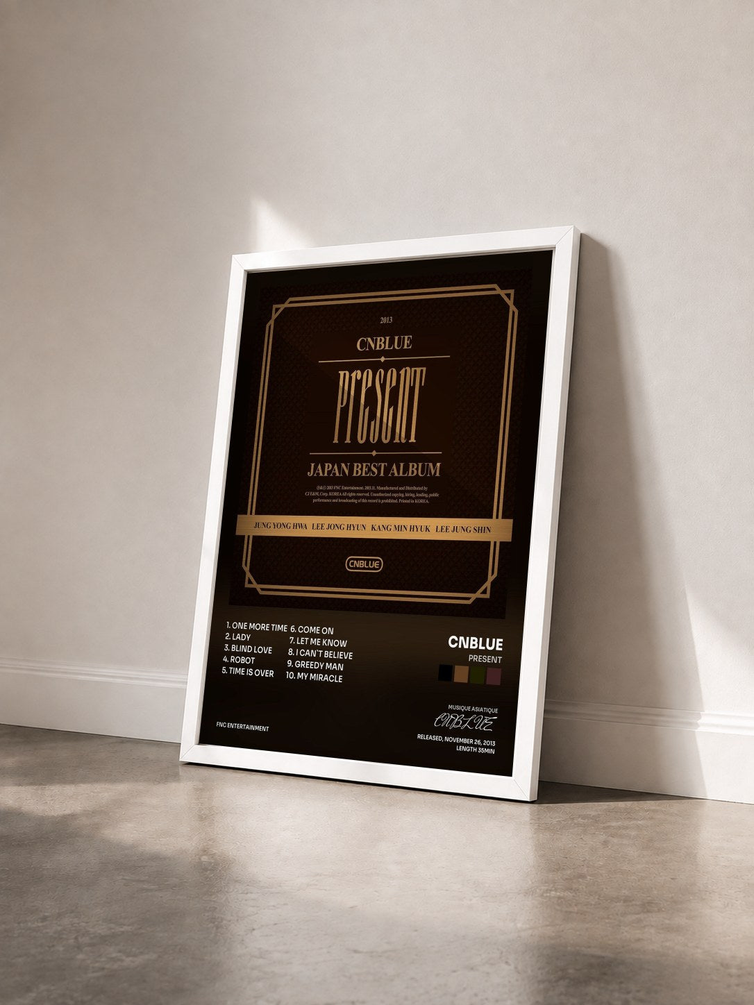 #blanc Tableau de l'album PRESENT de CNBLUE vu de trois quarts, cadre blanc