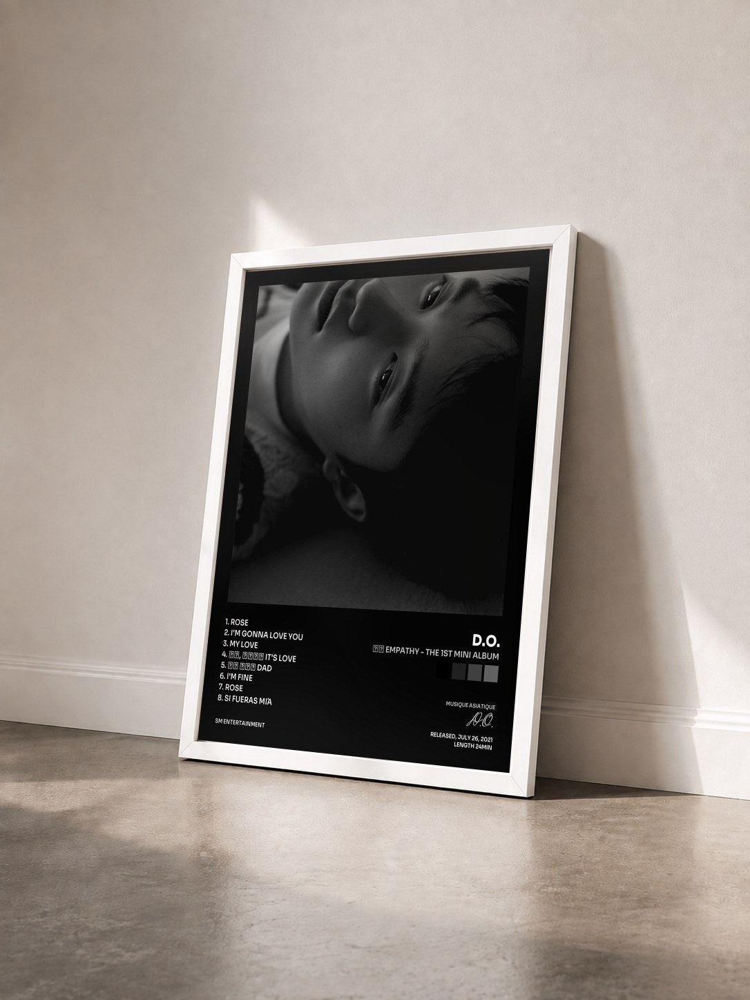 #blanc Tableau de l'album 공감 Empathy - The 1st Mini Album de D.O. vu de trois quarts, cadre blanc