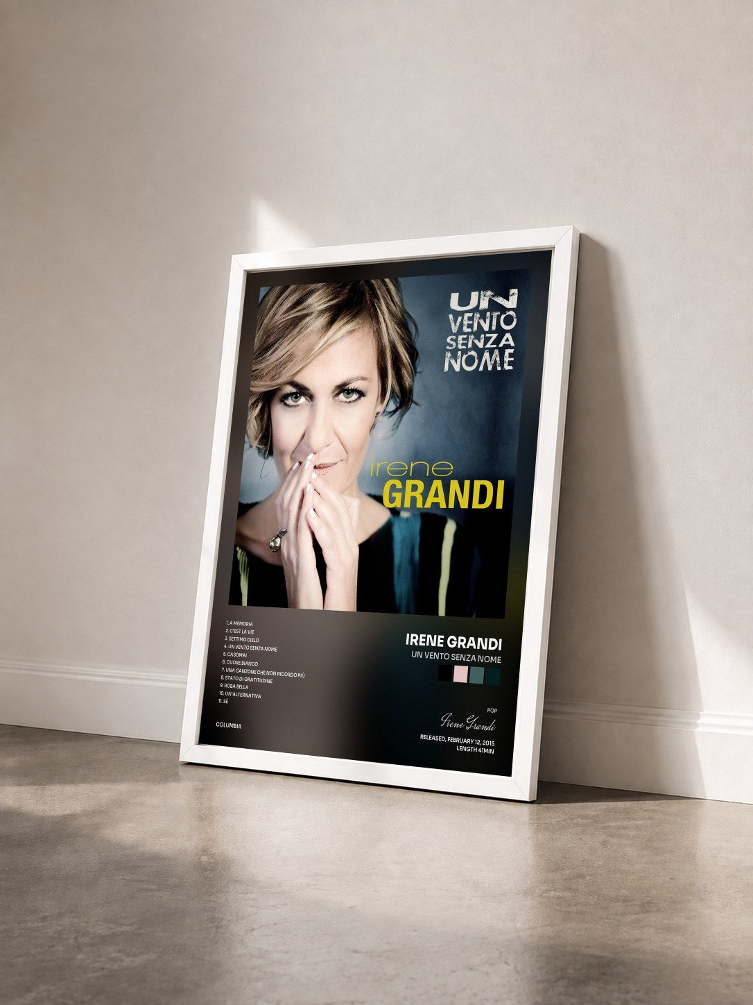 #blanc Tableau de l'album Un vento senza nome de Irene Grandi vu de trois quarts, cadre blanc