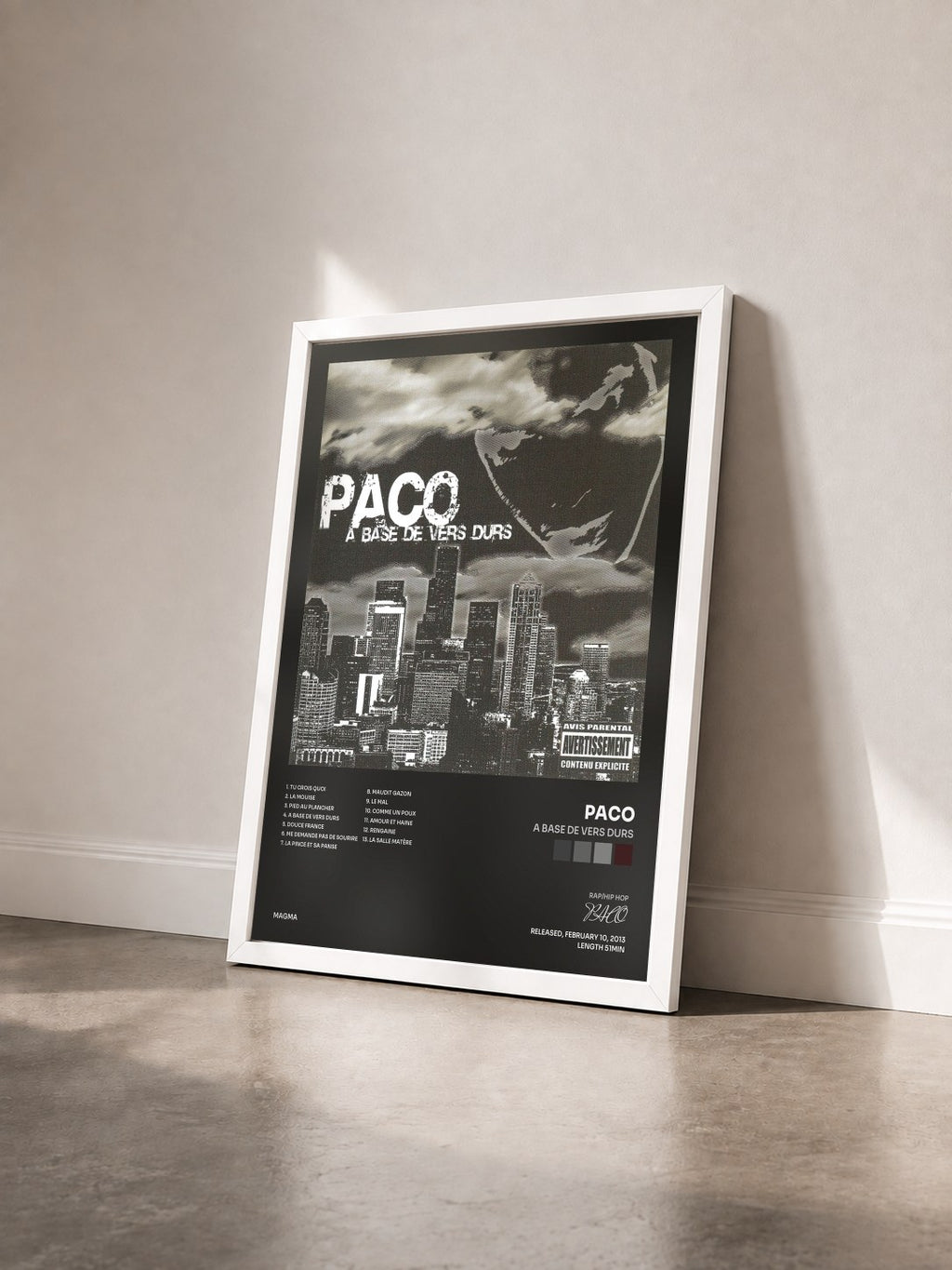#blanc Tableau de l'album A base de vers durs de PACO vu de trois quarts, cadre blanc