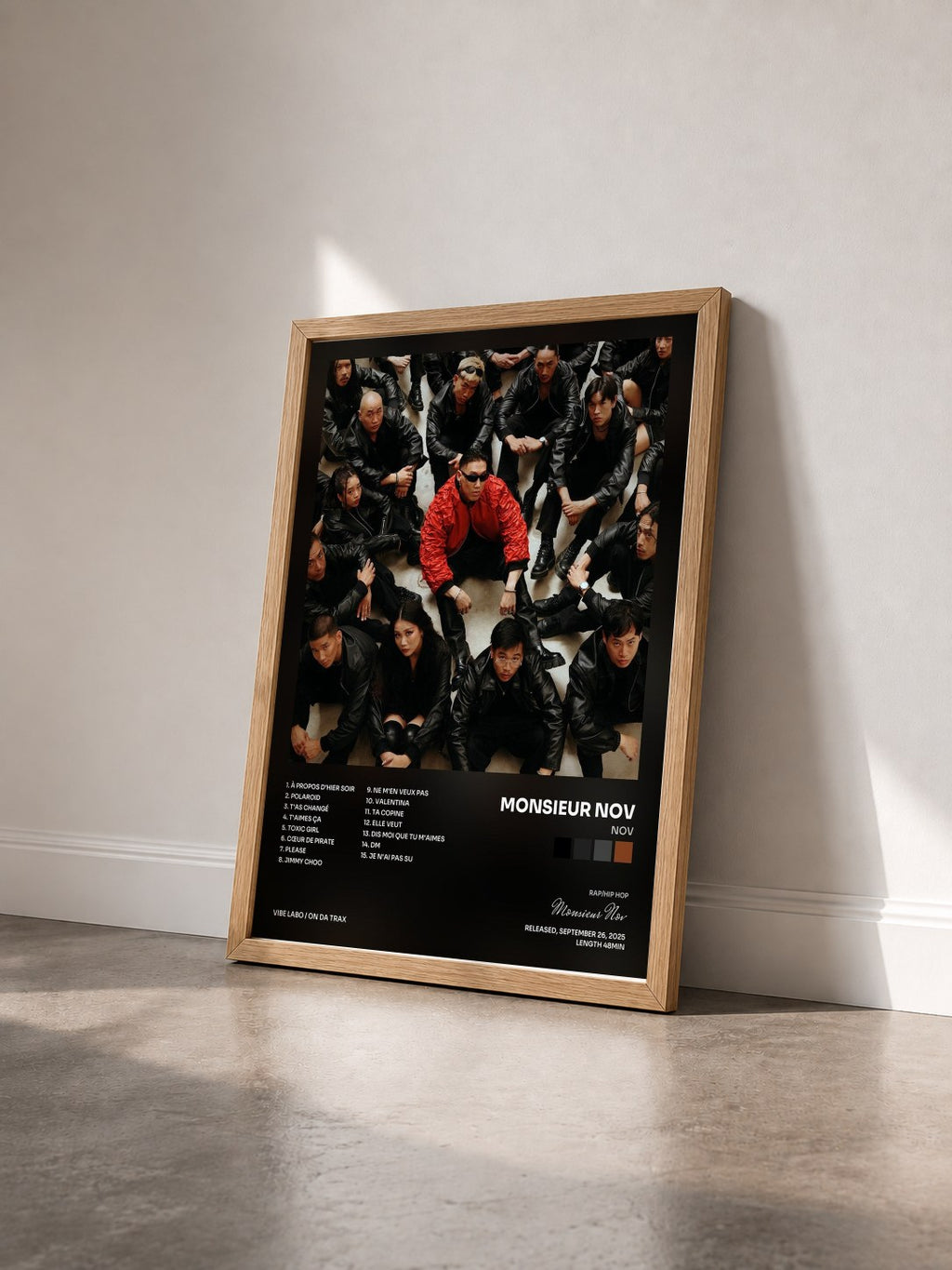 #bois Tableau de l'album NOV de Monsieur Nov vu de trois quarts, cadre en bois brut