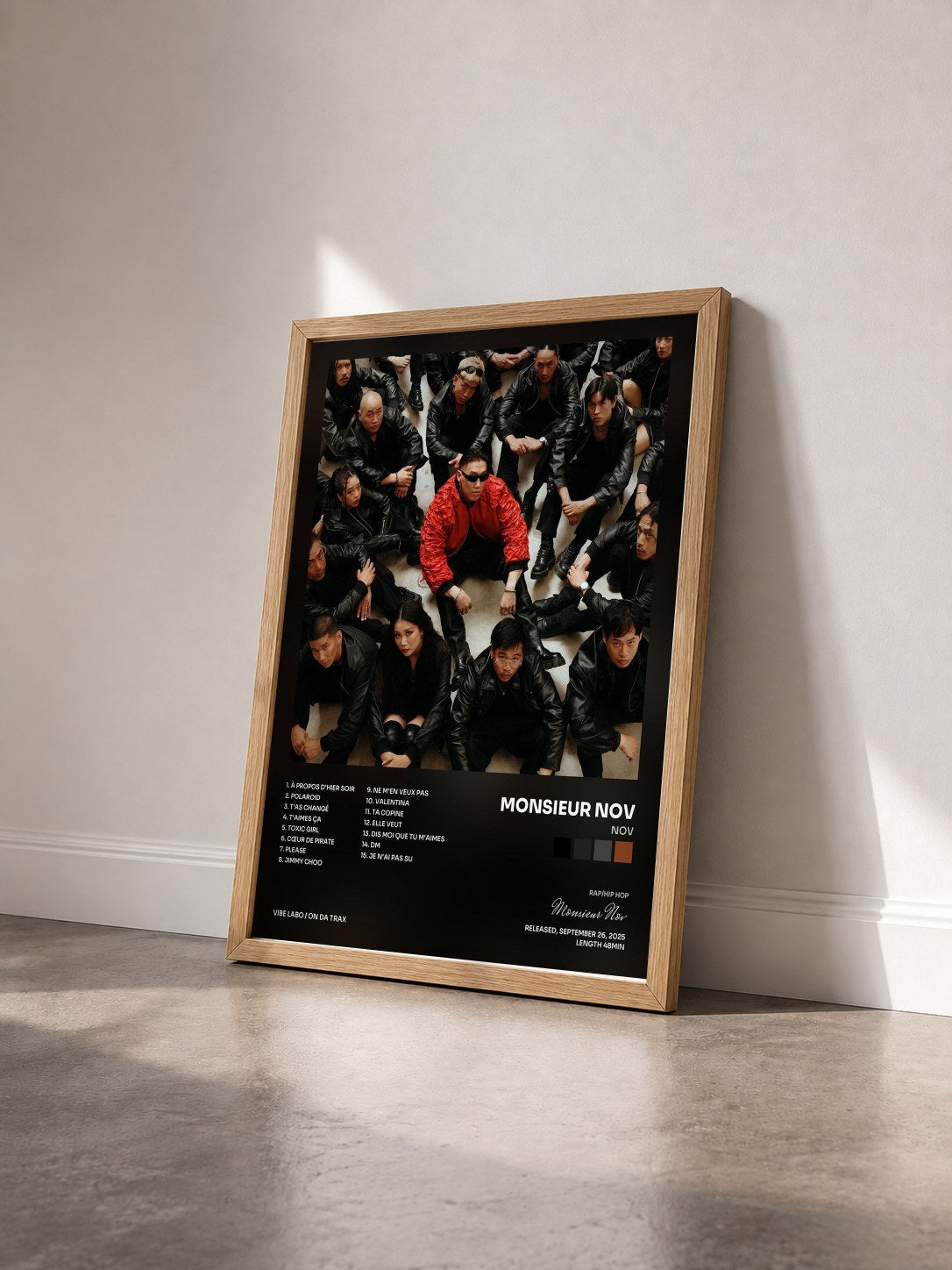 #bois Tableau de l'album NOV de Monsieur Nov vu de trois quarts, cadre en bois brut