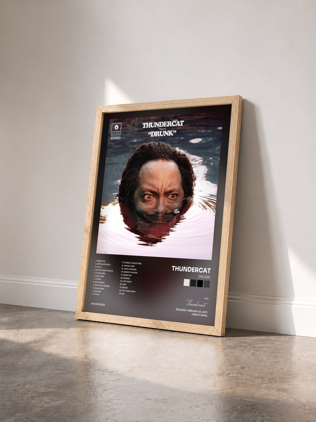 #bois Tableau de l'album Drunk de Thundercat vu de trois quarts, cadre en bois brut