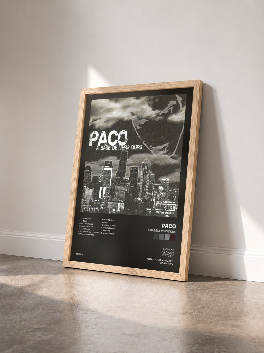 #bois Tableau de l'album A base de vers durs de PACO vu de trois quarts, cadre en bois brut