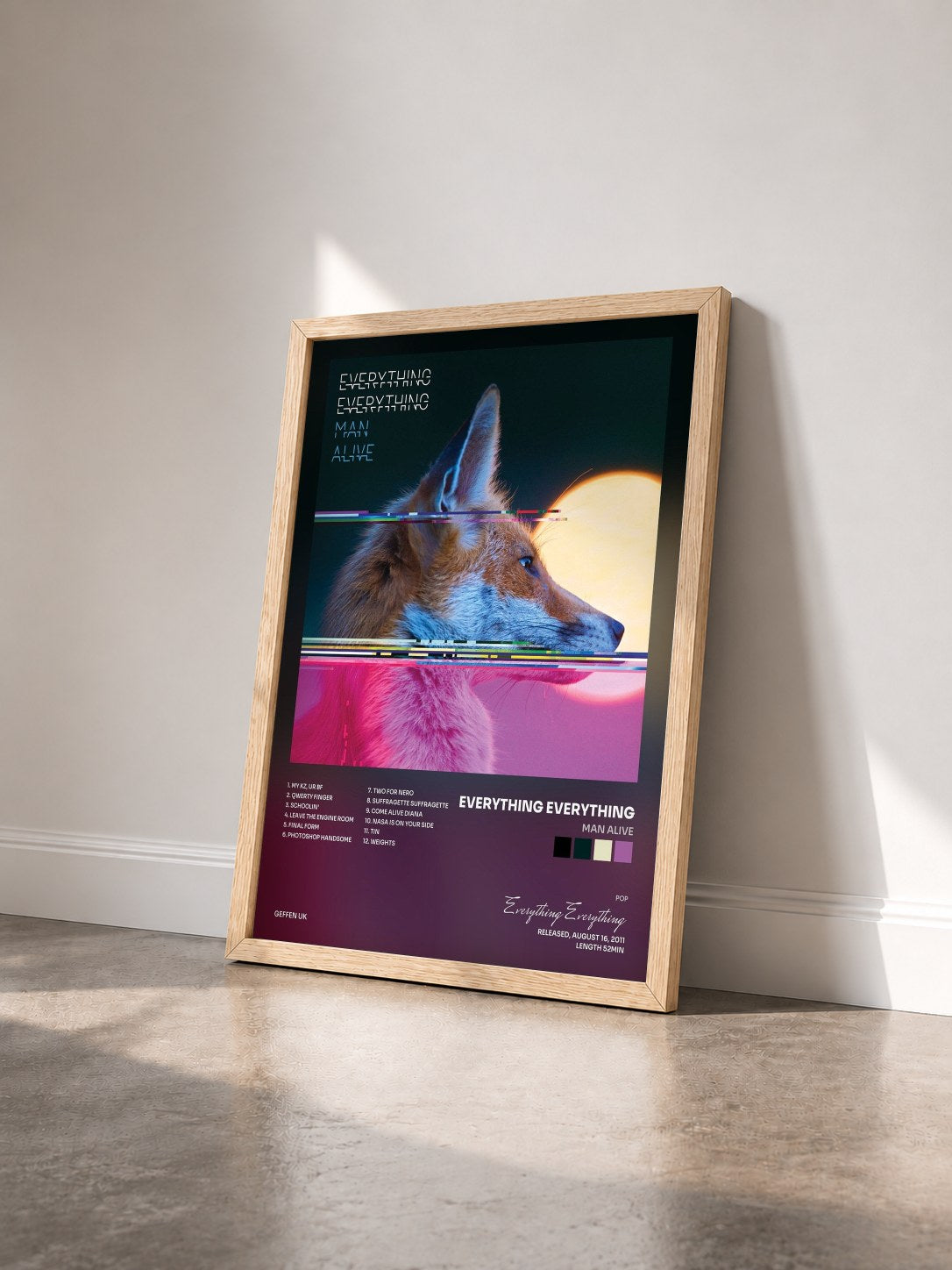 #bois Tableau de l'album Man Alive de Everything Everything vu de trois quarts, cadre en bois brut