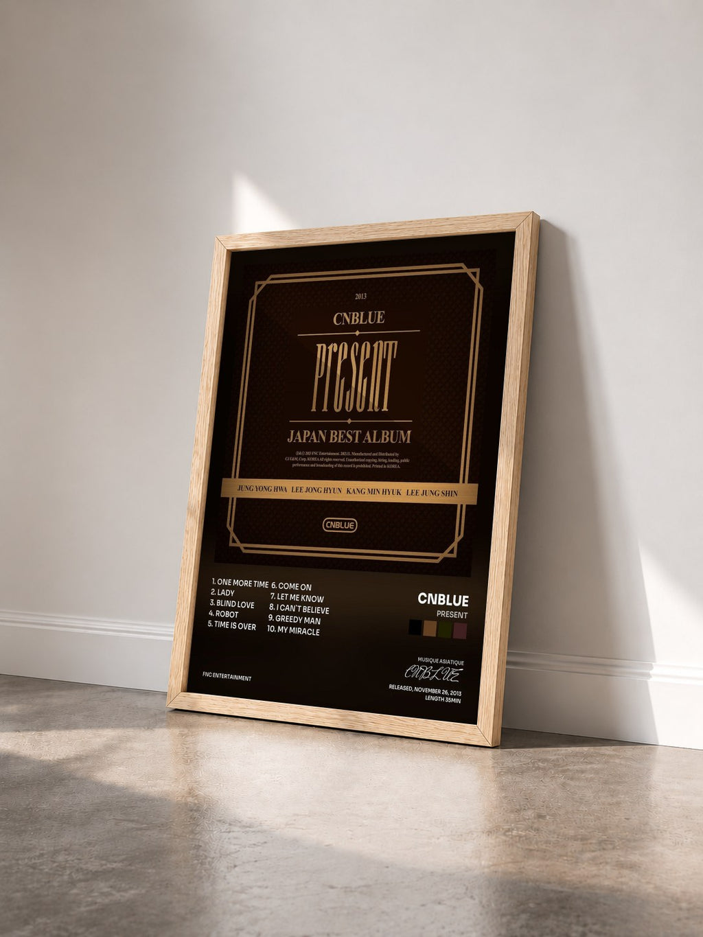 #bois Tableau de l'album PRESENT de CNBLUE vu de trois quarts, cadre en bois brut