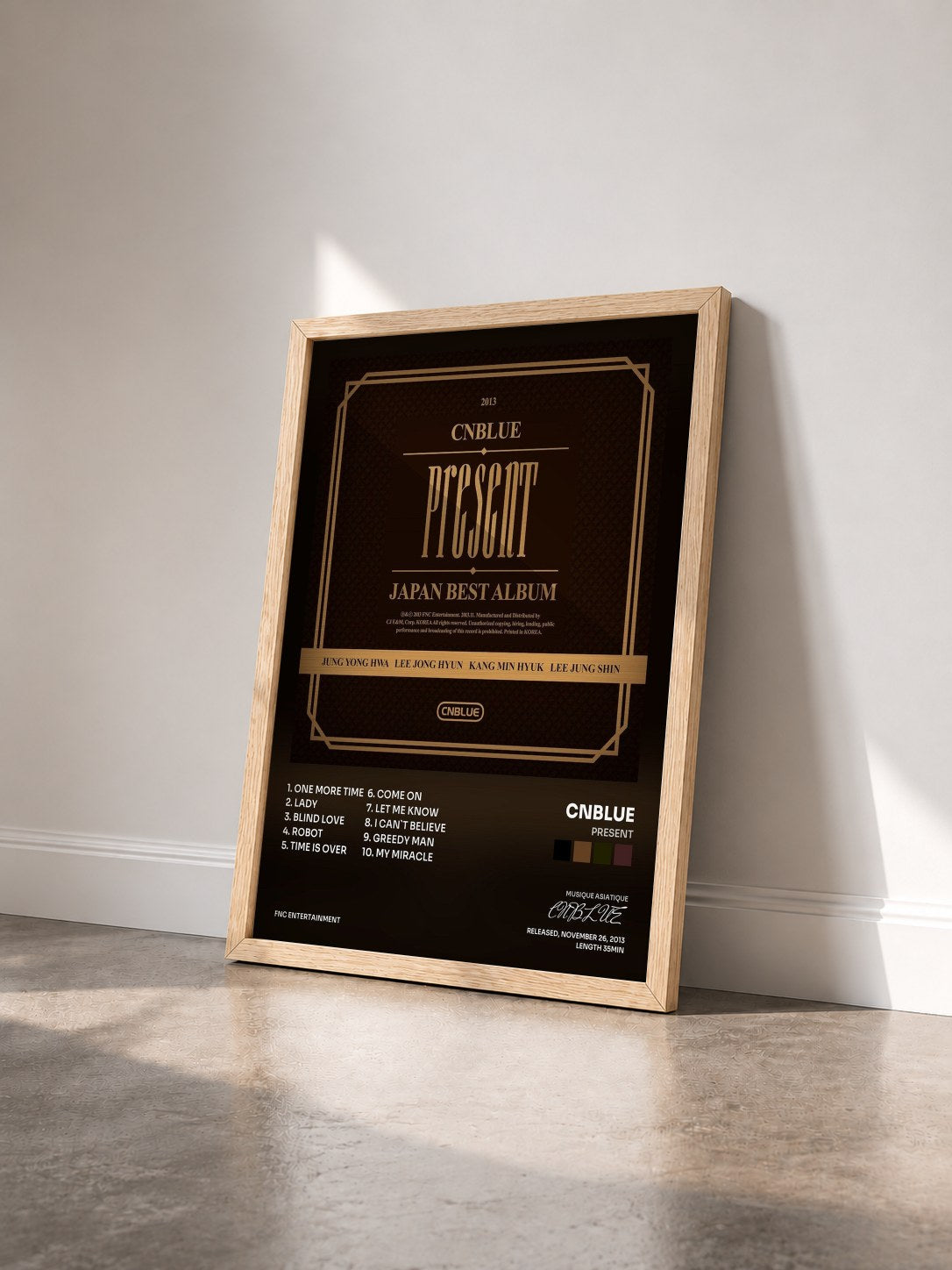 #bois Tableau de l'album PRESENT de CNBLUE vu de trois quarts, cadre en bois brut