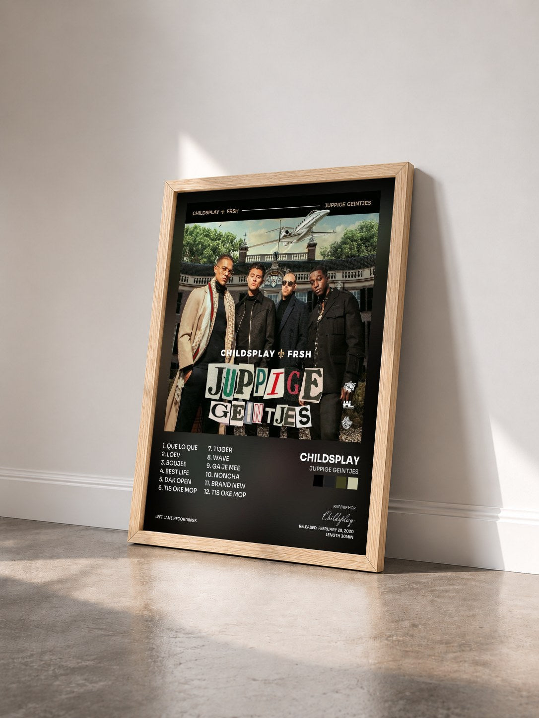 #bois Tableau de l'album Juppige Geintjes de Childsplay vu de trois quarts, cadre en bois brut