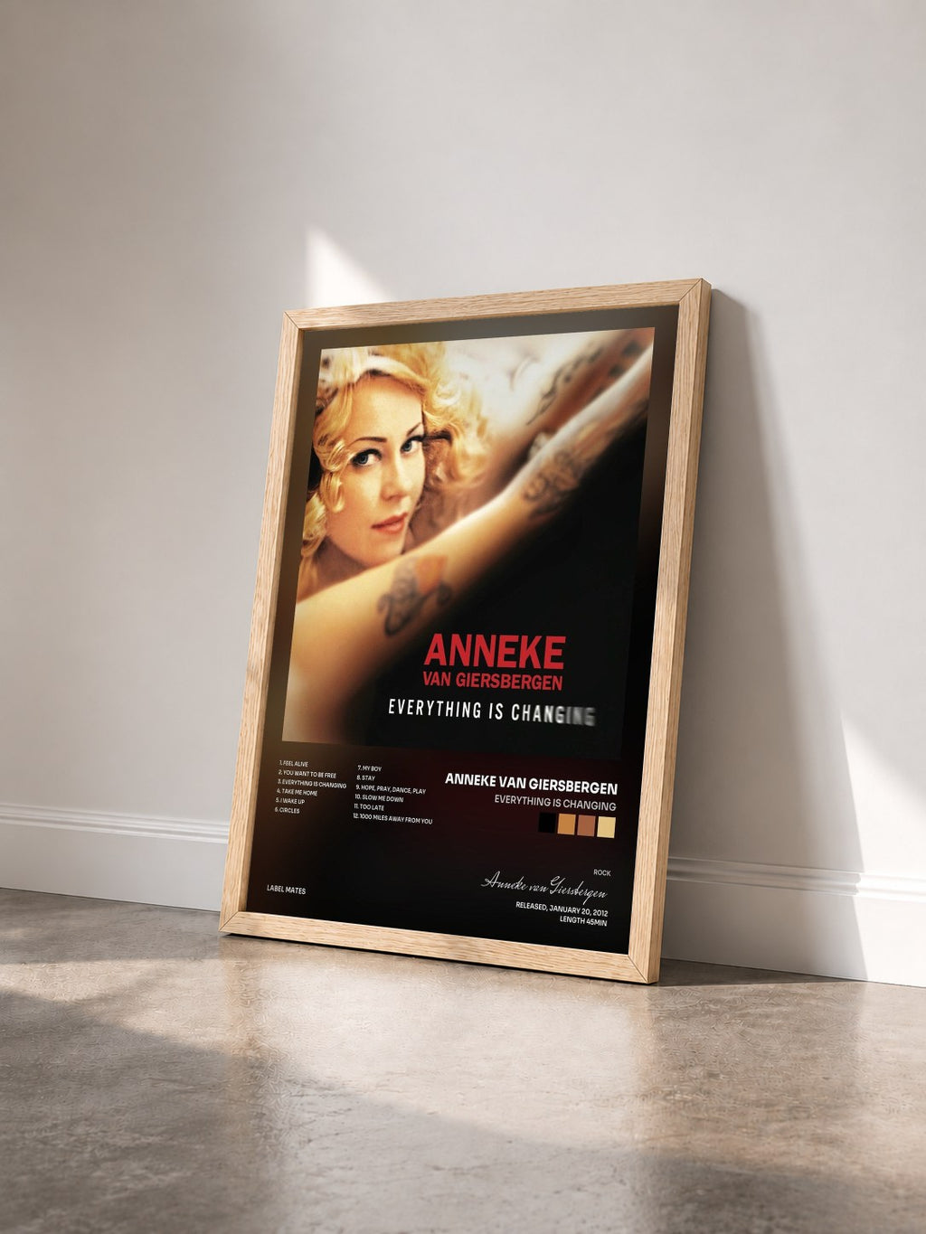 #bois Tableau de l'album Everything Is Changing de Anneke van Giersbergen vu de trois quarts, cadre en bois brut