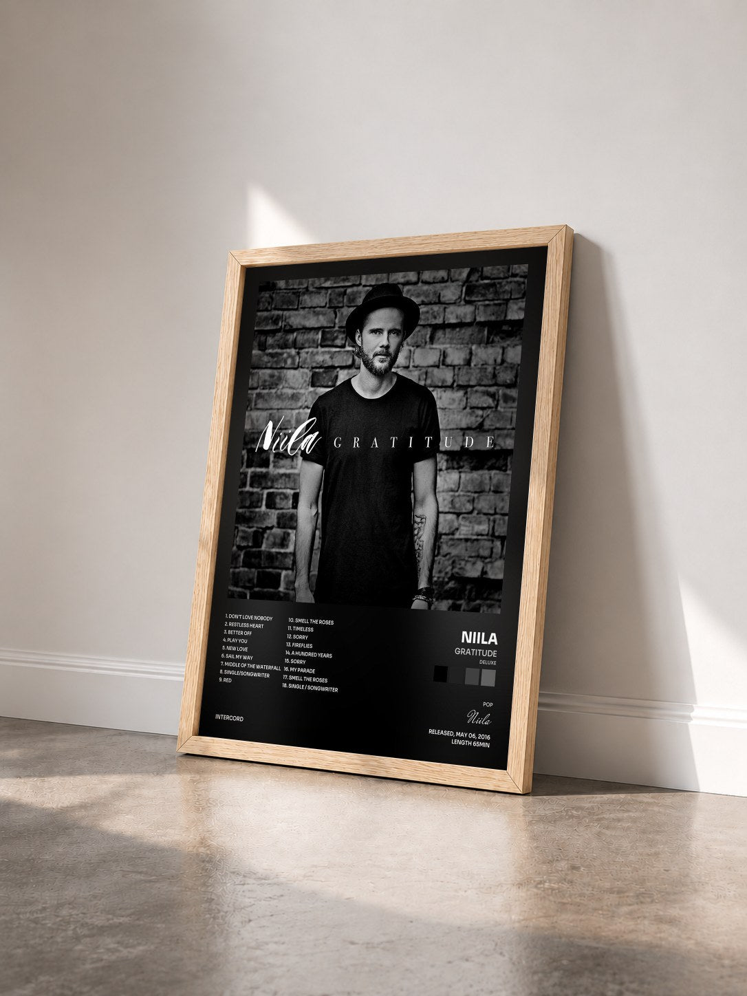 #bois Tableau de l'album Gratitude (Deluxe) de Niila vu de trois quarts, cadre en bois brut
