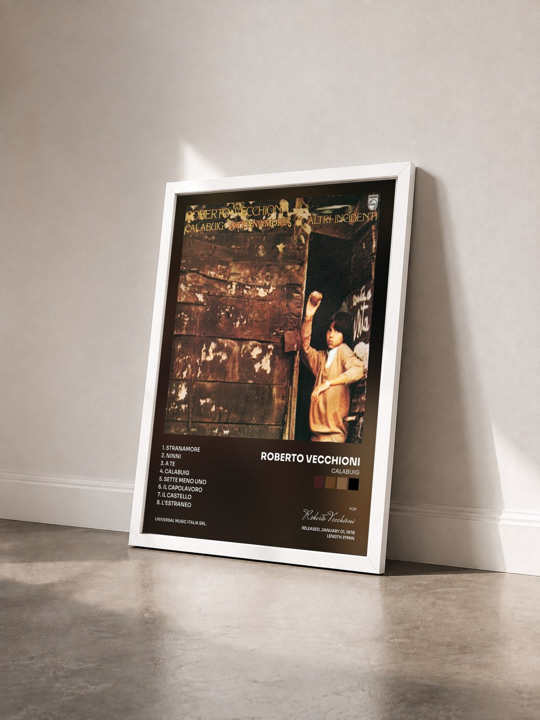 #blanc Tableau de l'album Calabuig de Roberto Vecchioni vu de trois quarts, cadre blanc