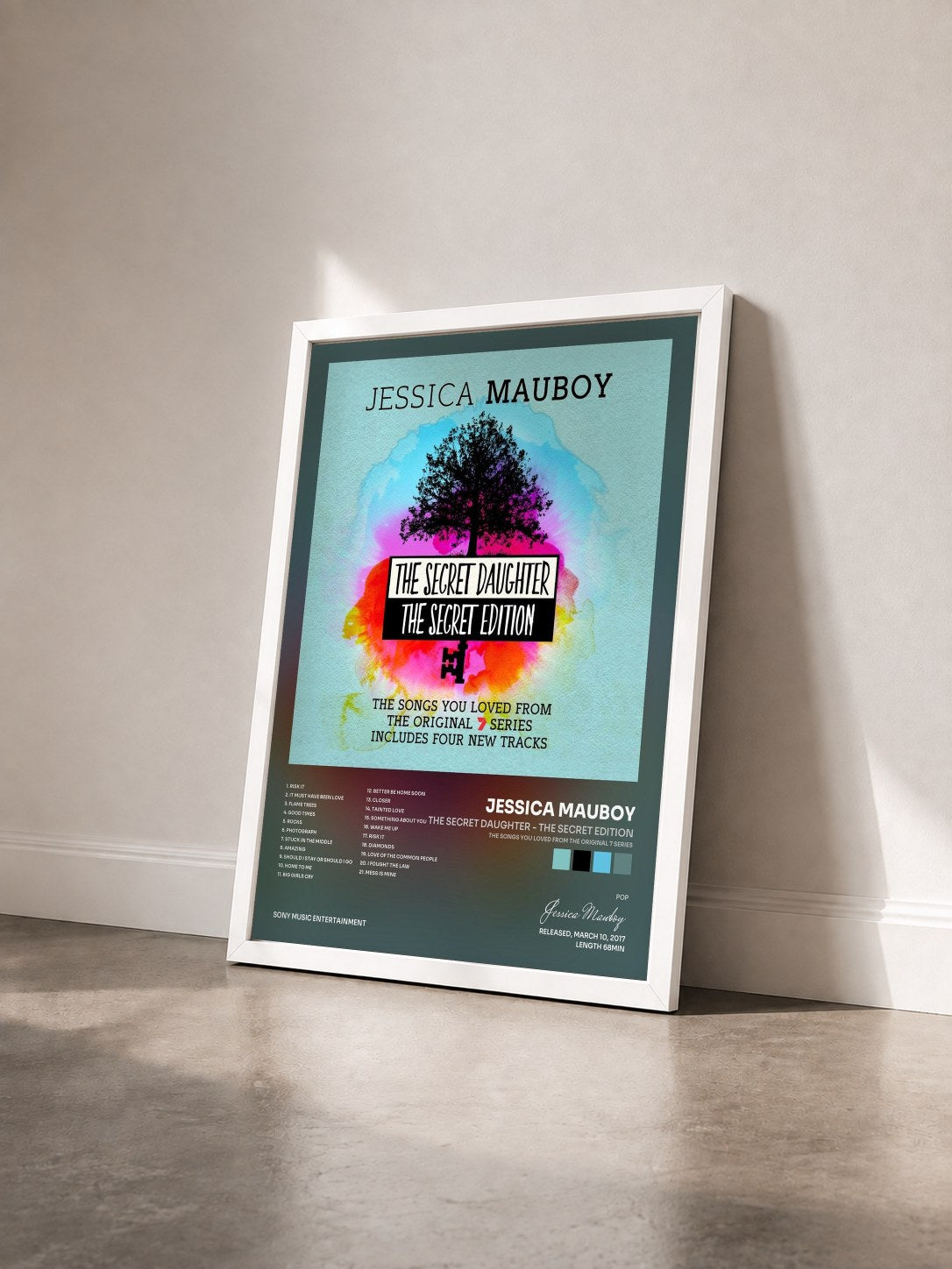 #blanc Tableau de l'album The Secret Daughter - The Secret Edition (The Songs You Loved from the Original 7 Series) de Jessica Mauboy vu de trois quarts, cadre blanc