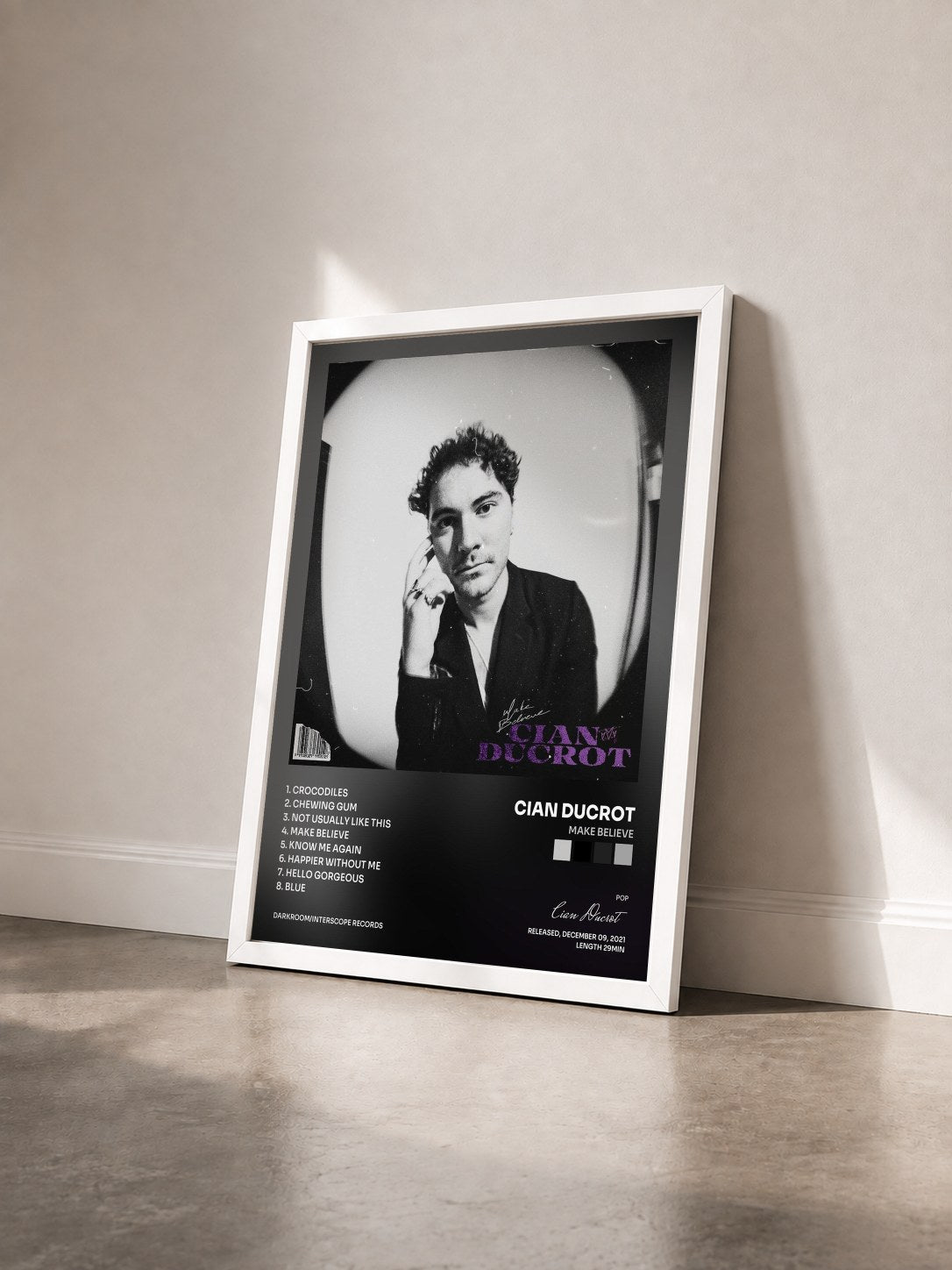 #blanc Tableau de l'album Make Believe de Cian Ducrot vu de trois quarts, cadre blanc