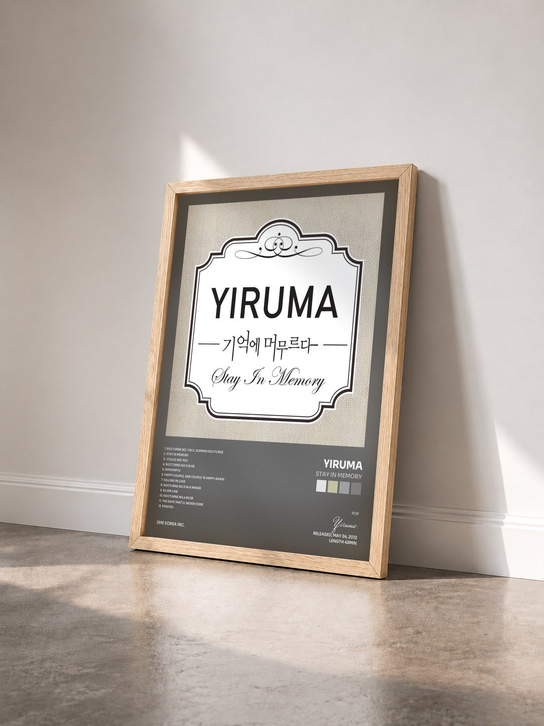 #bois Tableau de l'album Stay in Memory de Yiruma vu de trois quarts, cadre en bois brut