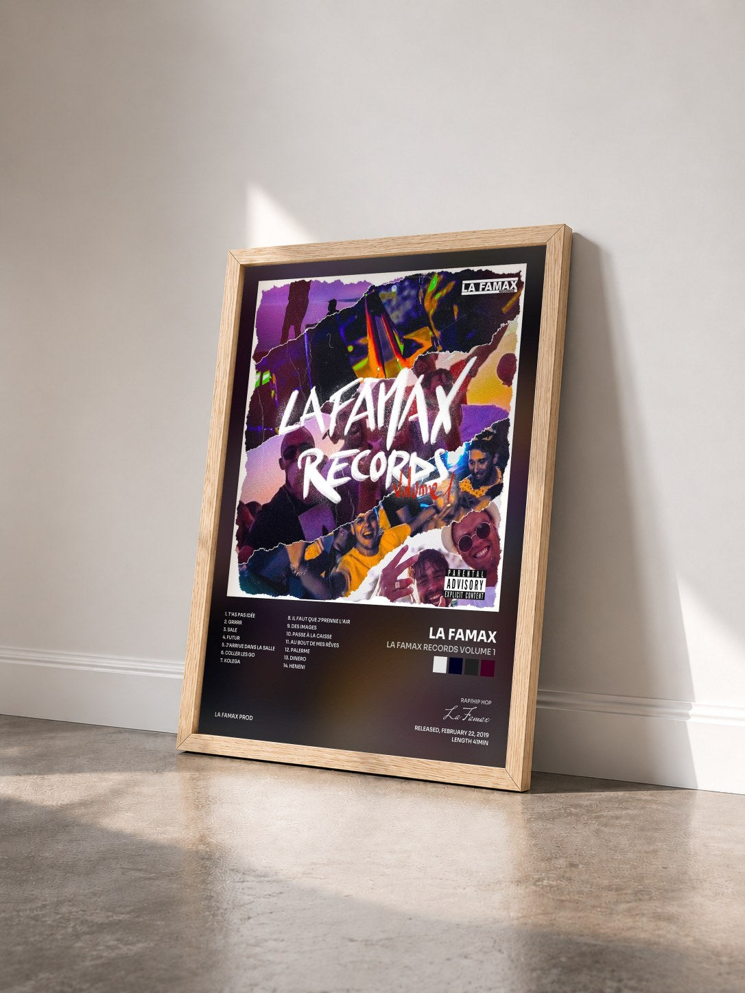 #bois Tableau de l'album La Famax Records Volume 1 de La Famax vu de trois quarts, cadre en bois brut