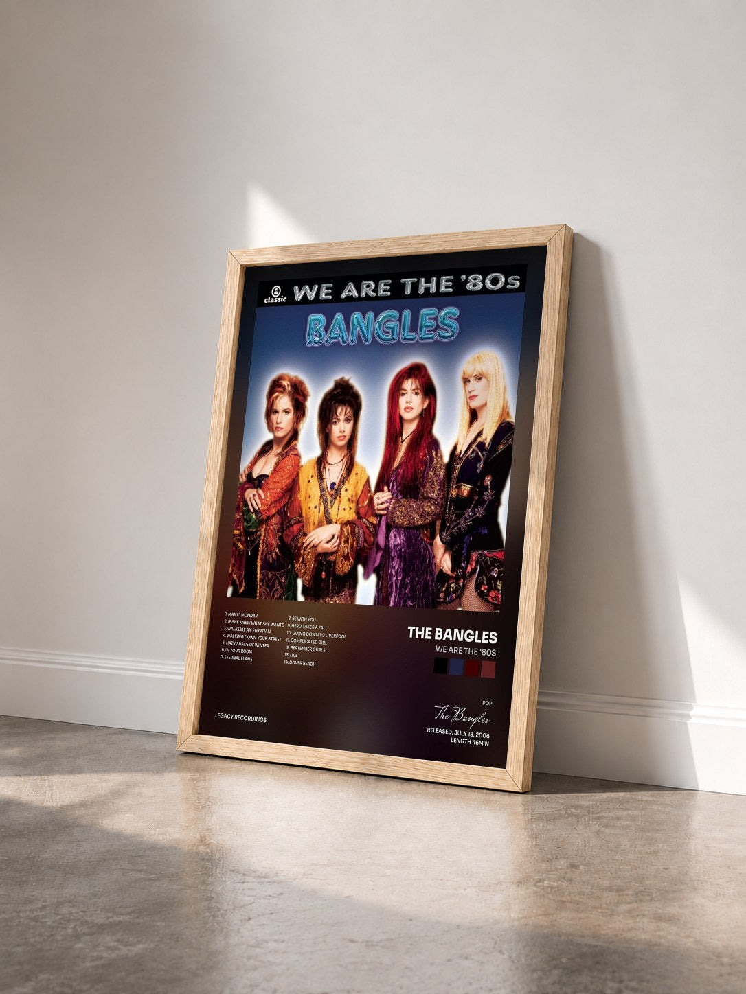 #bois Tableau de l'album We Are The '80s de The Bangles vu de trois quarts, cadre en bois brut