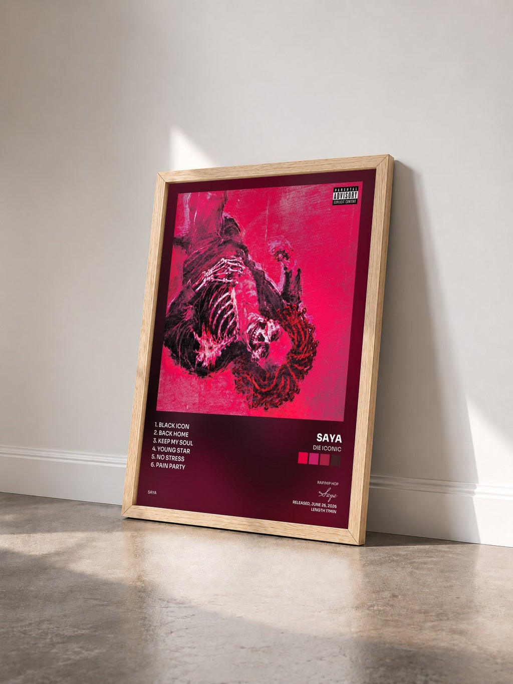 #bois Tableau de l'album DIE ICONIC de Saya vu de trois quarts, cadre en bois brut