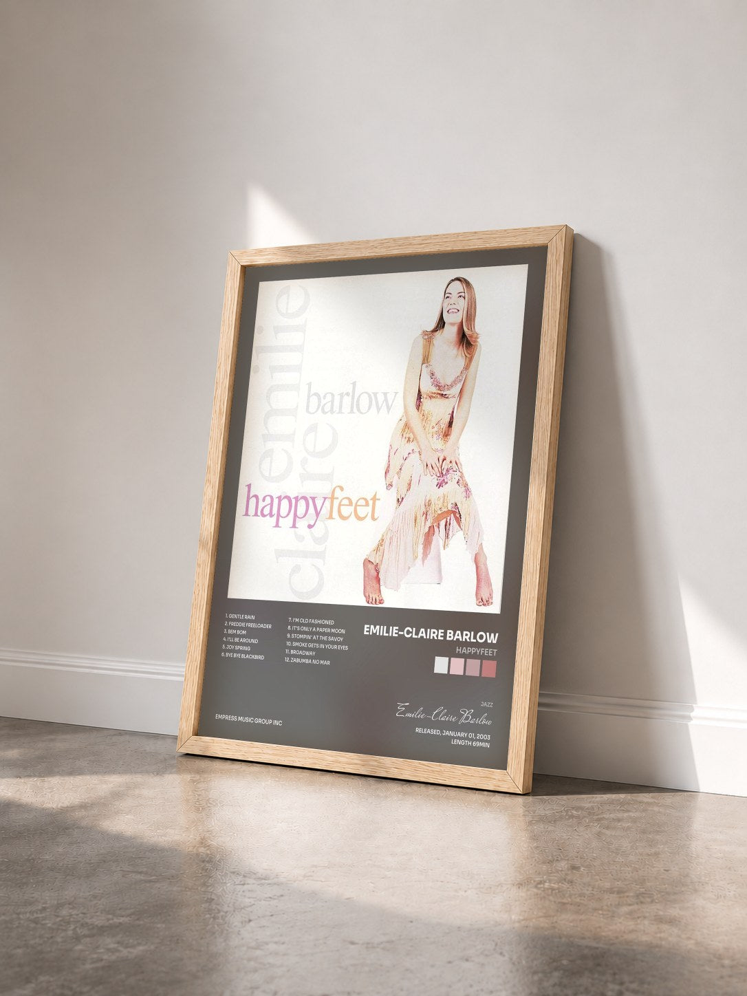 #bois Tableau de l'album Happyfeet de Emilie-Claire Barlow vu de trois quarts, cadre en bois brut