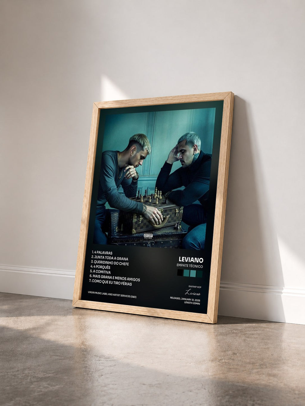 #bois Tableau de l'album Empate Técnico de Leviano vu de trois quarts, cadre en bois brut