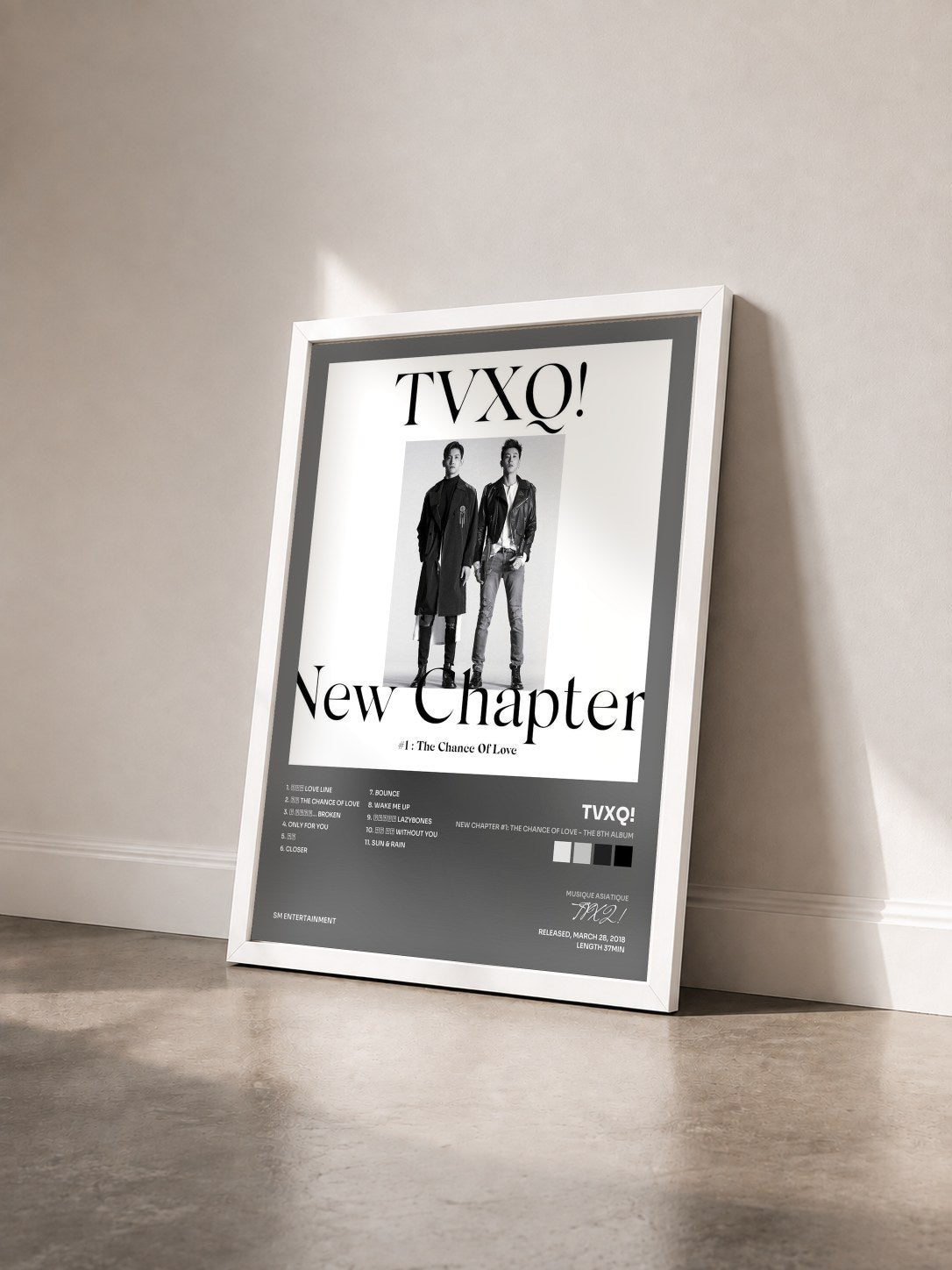 #blanc Tableau de l'album New Chapter #1: The Chance of Love - The 8th Album de TVXQ! vu de trois quarts, cadre blanc