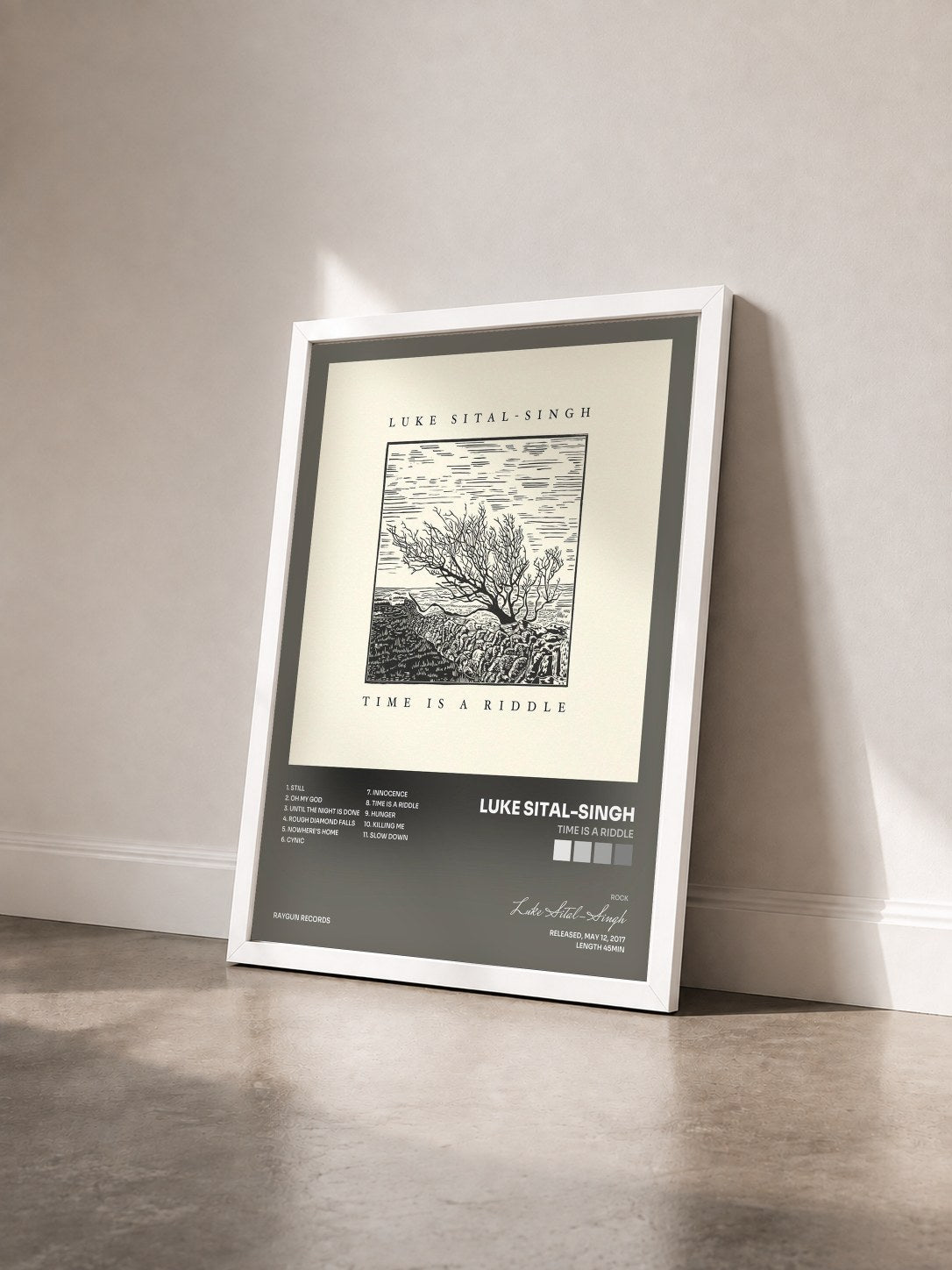#blanc Tableau de l'album Time Is a Riddle de Luke Sital-Singh vu de trois quarts, cadre blanc