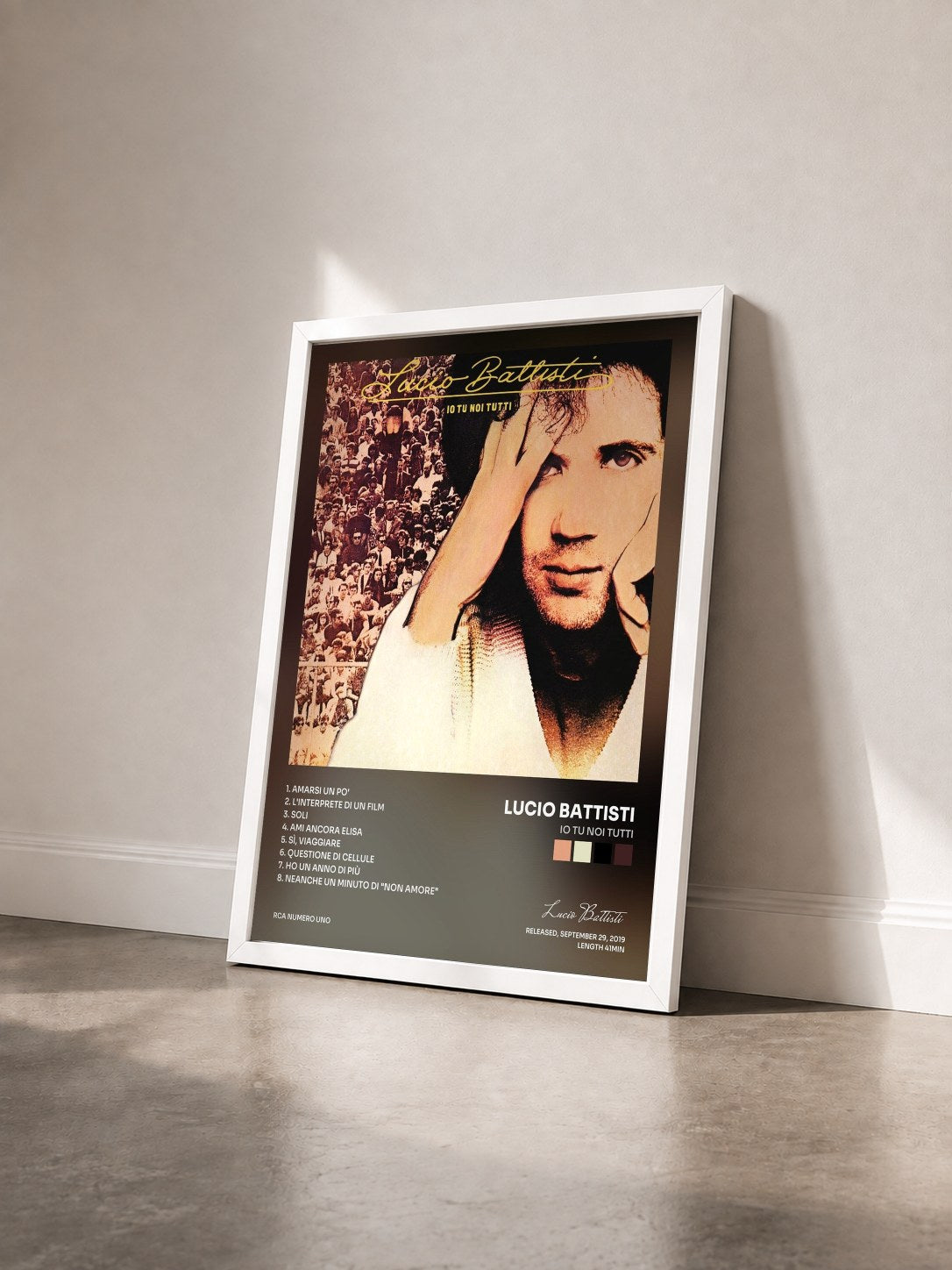 #blanc Tableau de l'album Io tu noi tutti de Lucio Battisti vu de trois quarts, cadre blanc